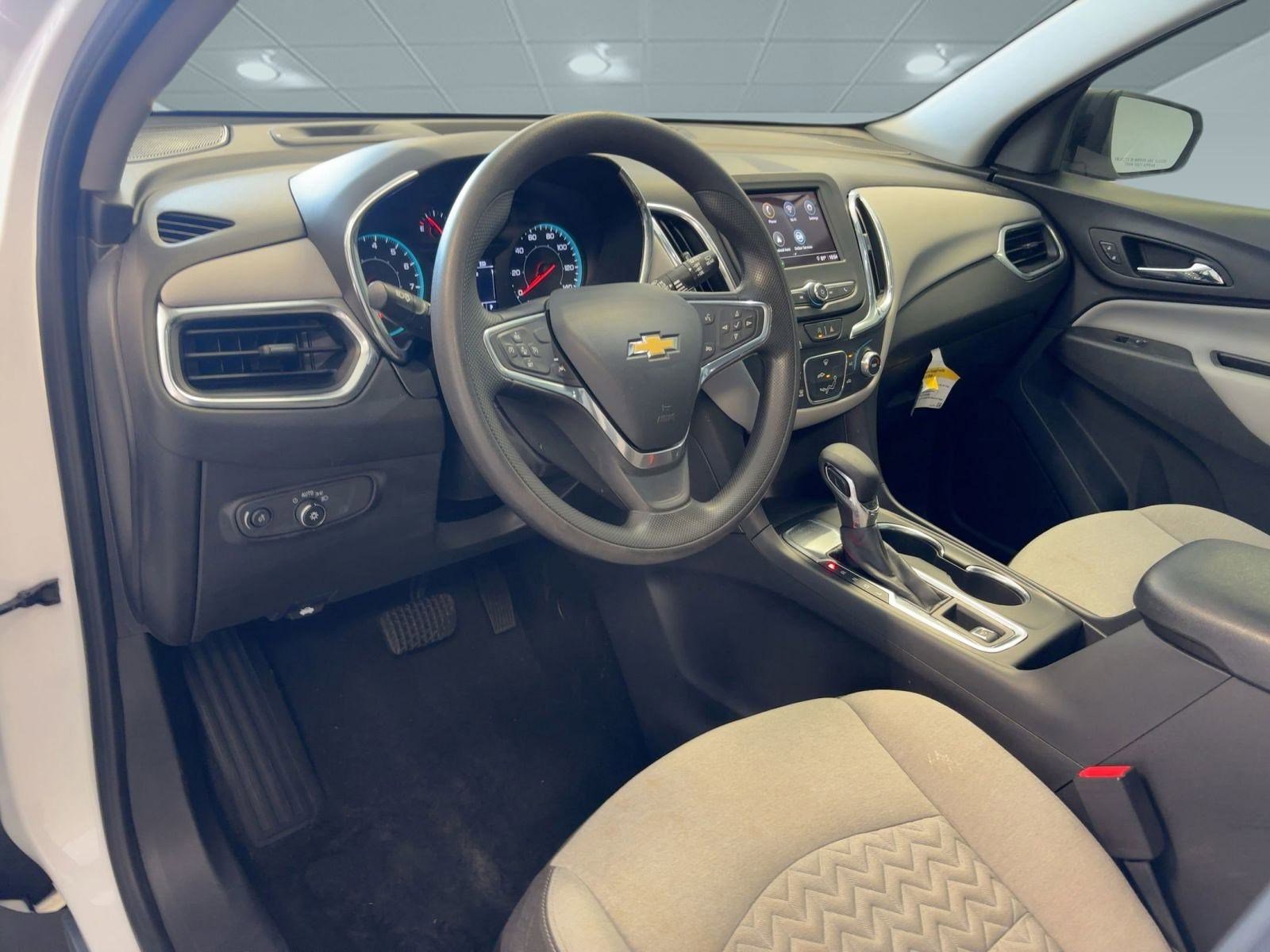 2022 Chevrolet Equinox LS photo 3