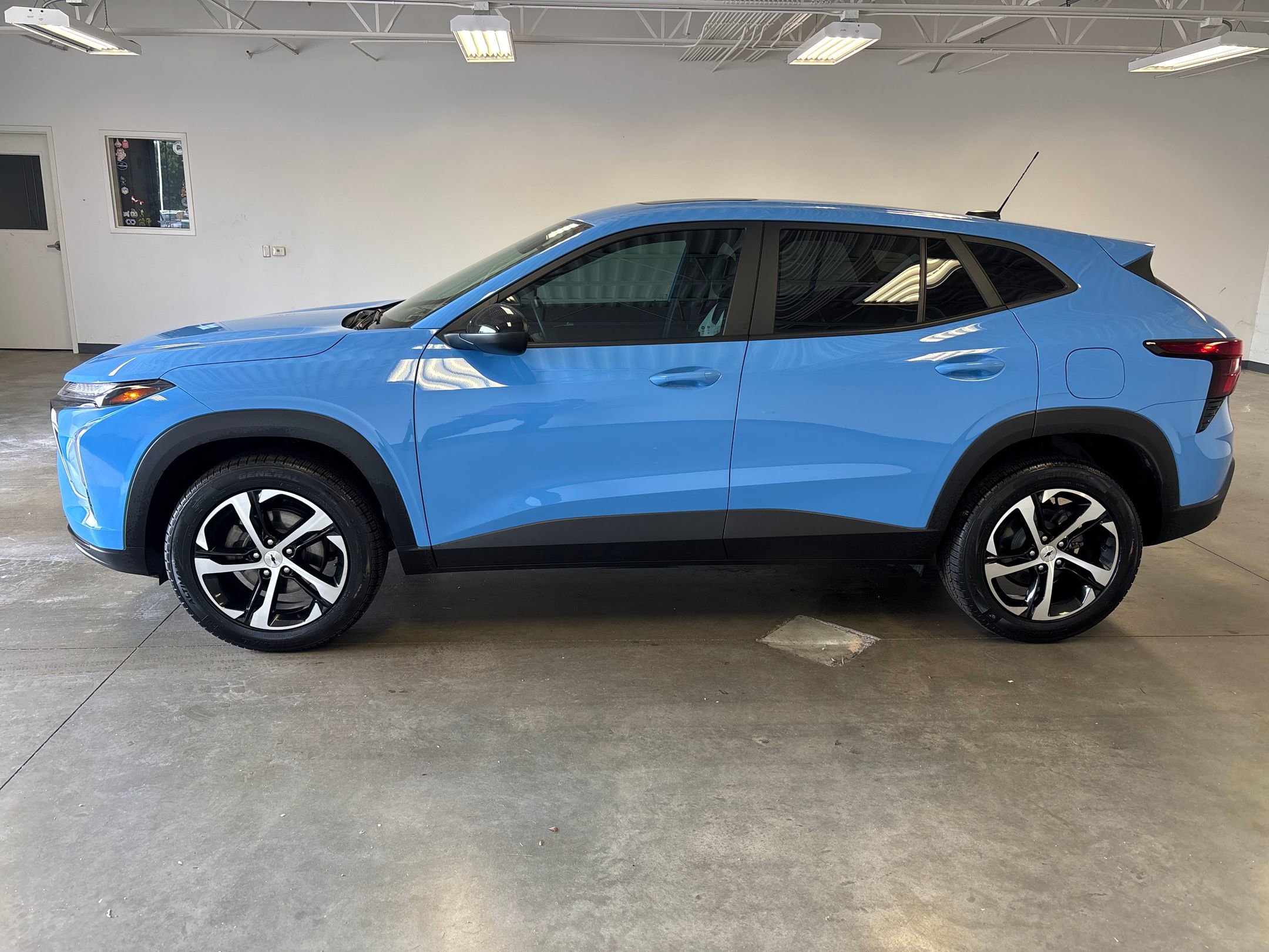 2024 Chevrolet Trax photo 2