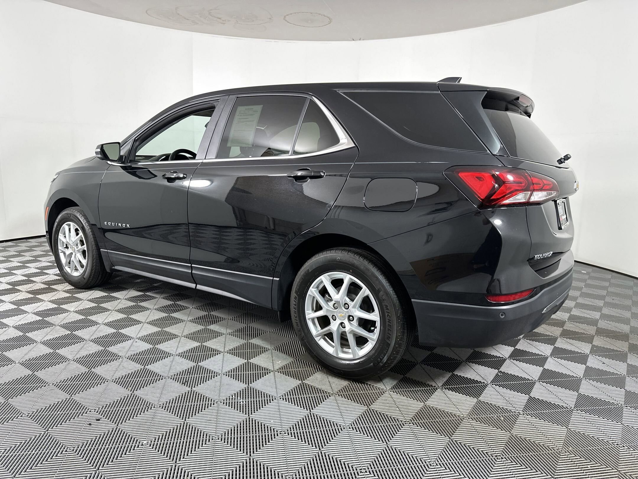 2023 Chevrolet Equinox LT photo 2
