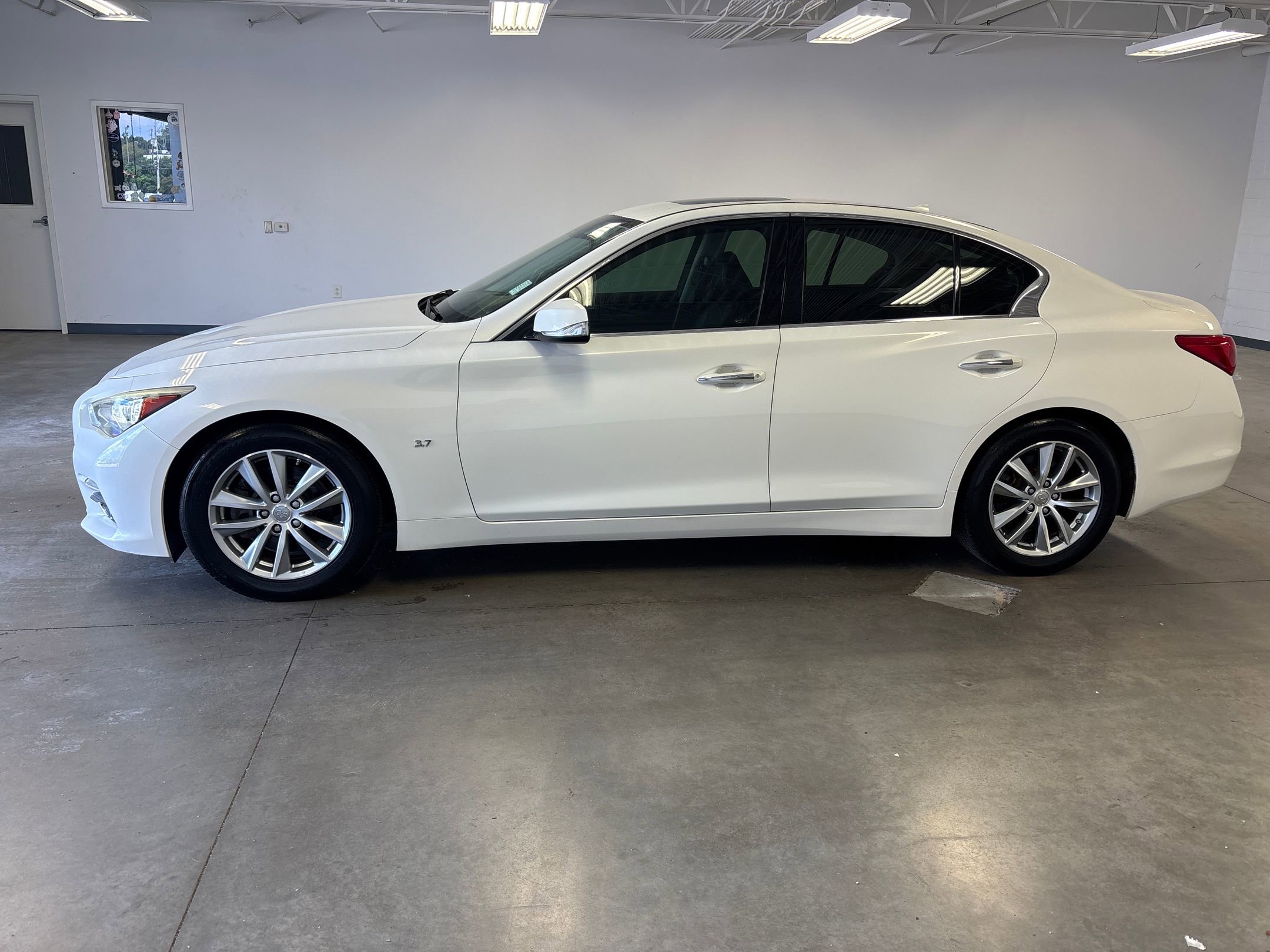 2015 Infiniti Q50 photo 2