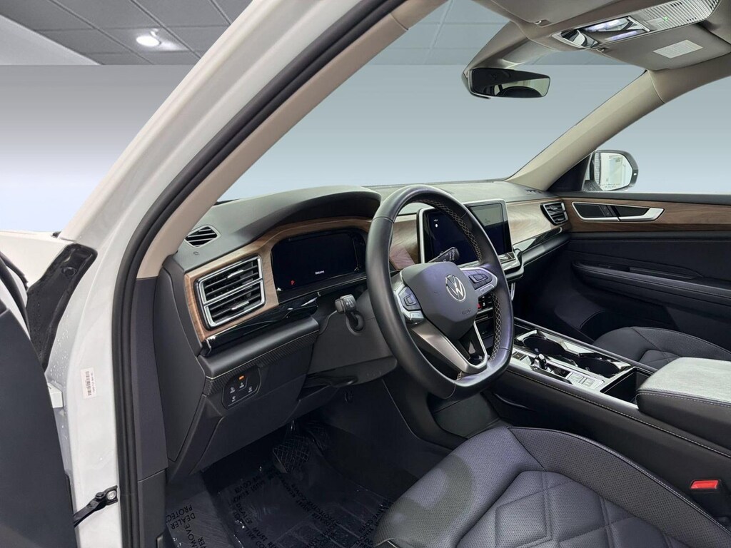 Used 2025 Volkswagen Atlas 2.0T SE w/Technology SUV