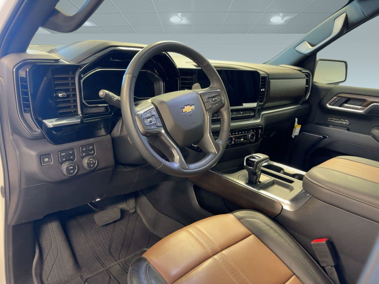 2025 Chevrolet Silverado 1500 High Country photo 3