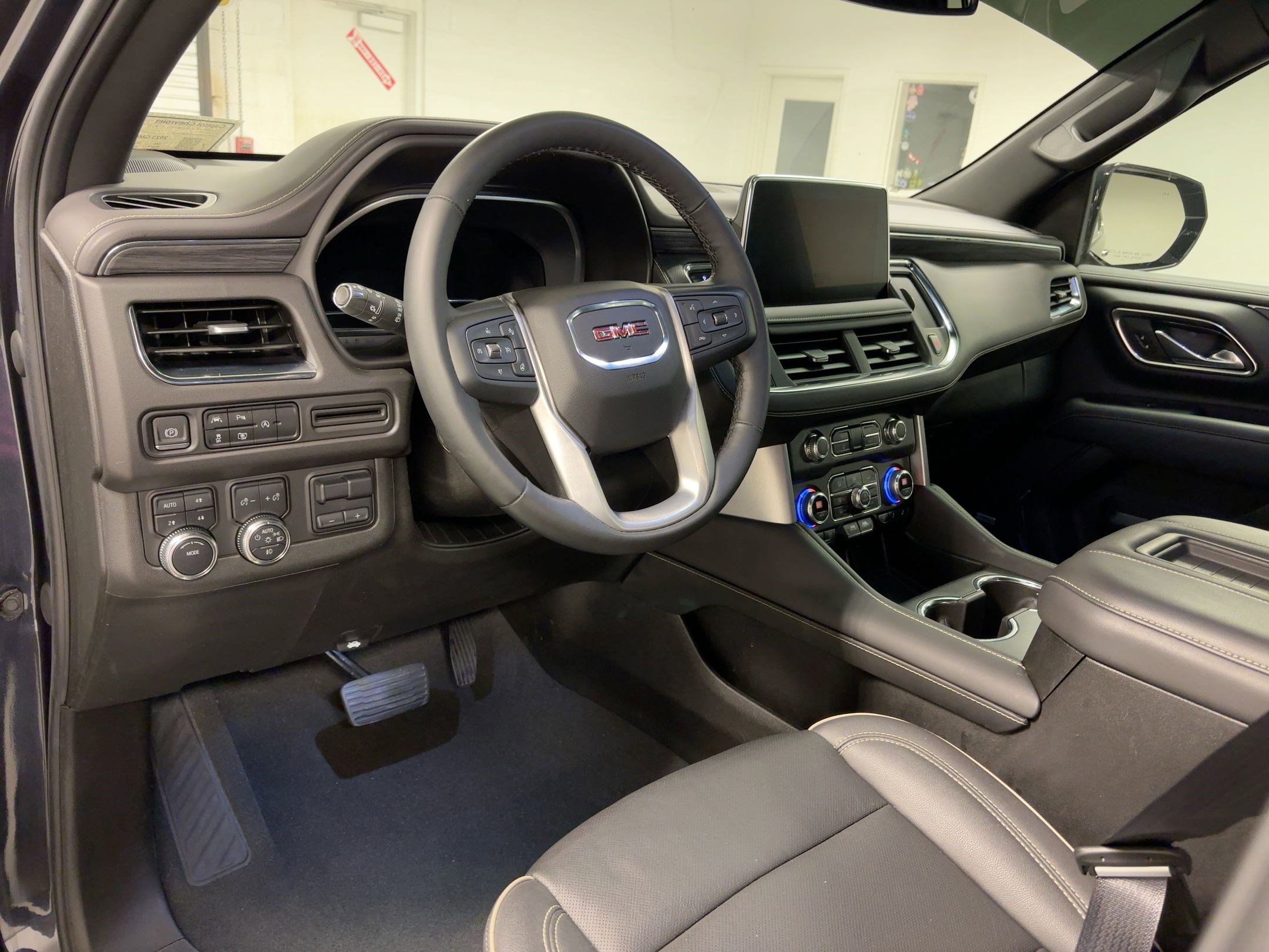 2023 Gmc Yukon SLT photo 3