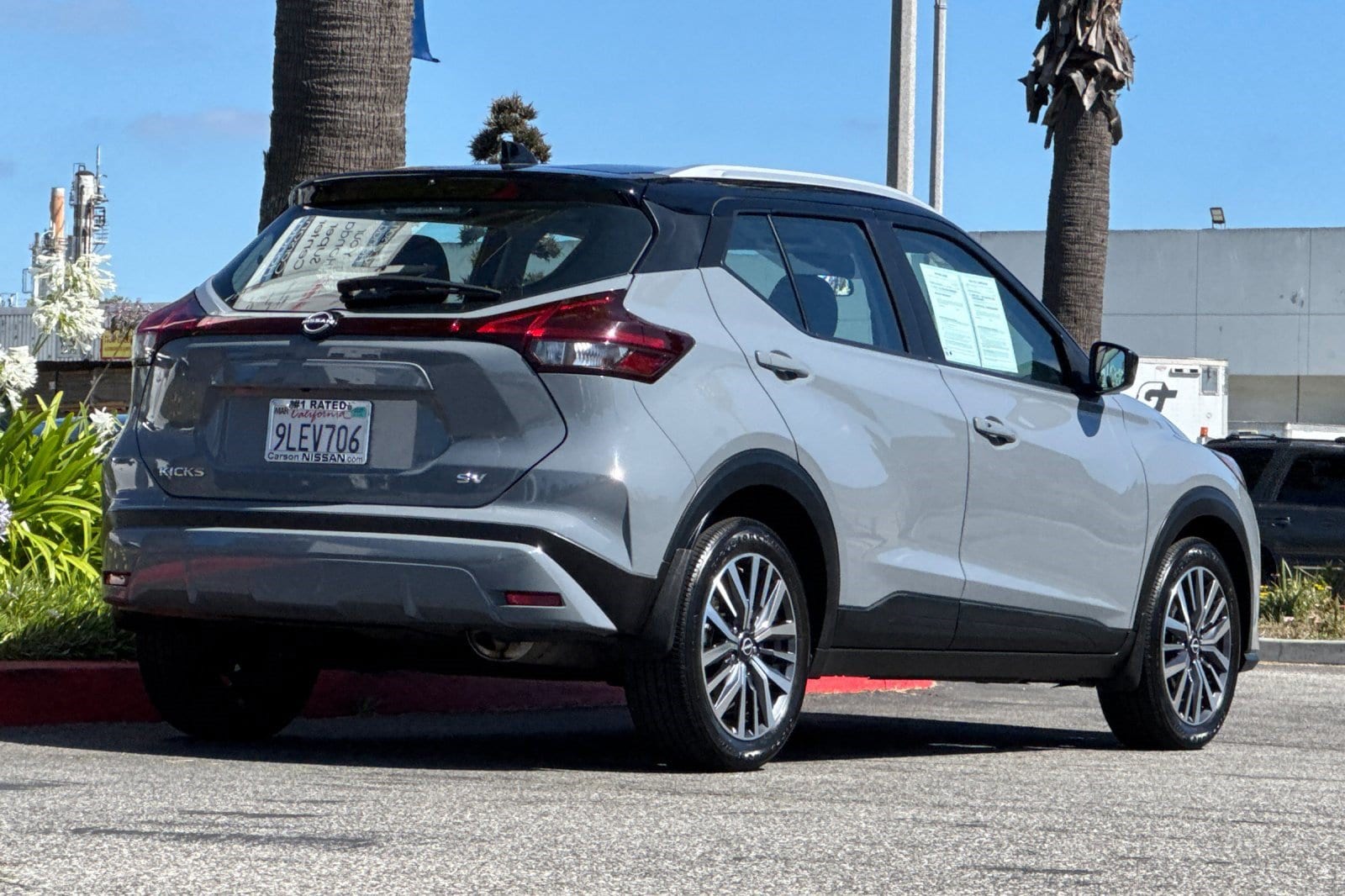Kicks SV SUV