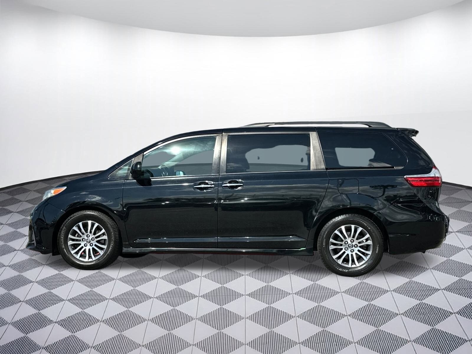 2020 Toyota Sienna XLE photo 2