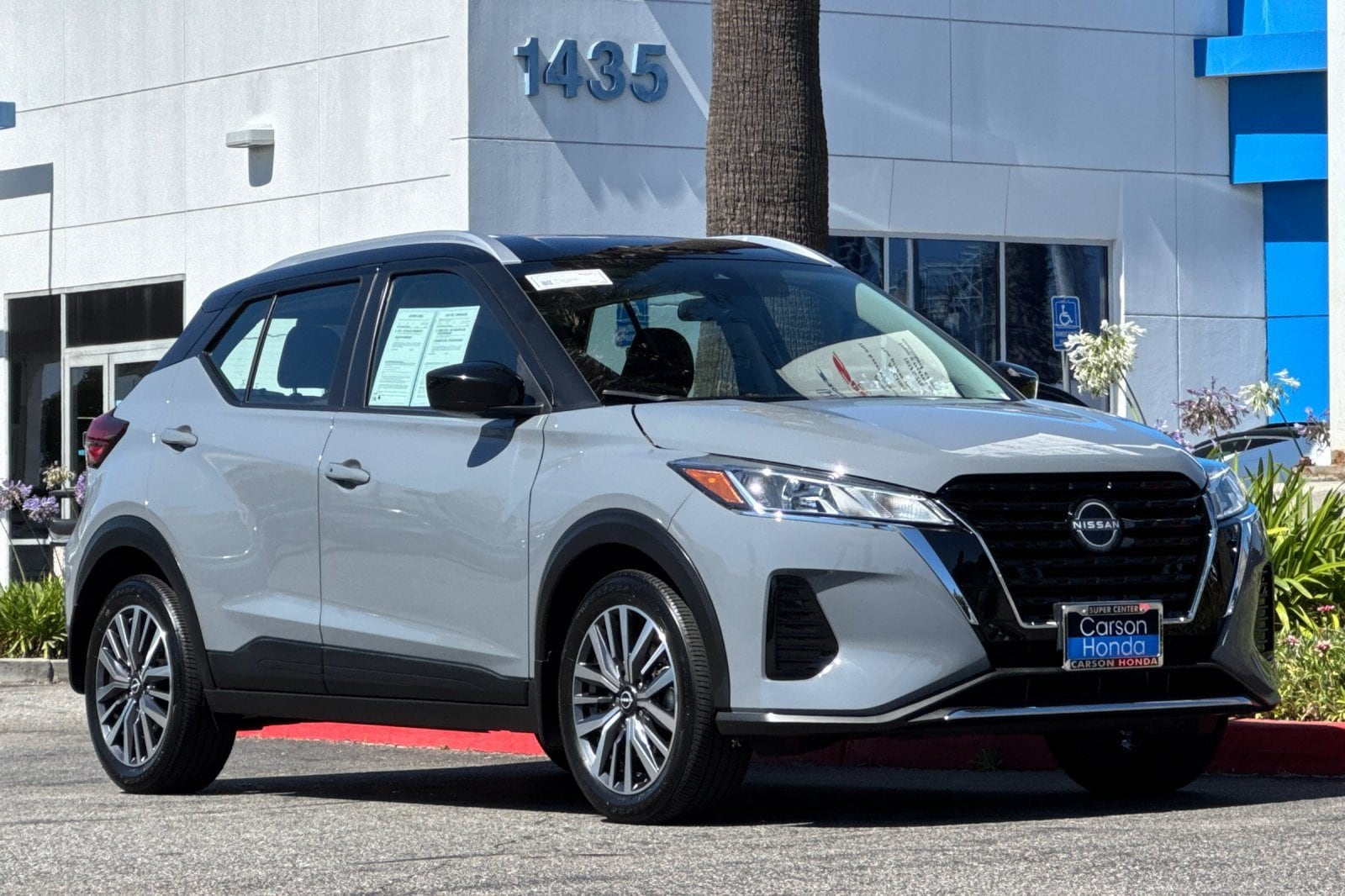 Kicks SV SUV