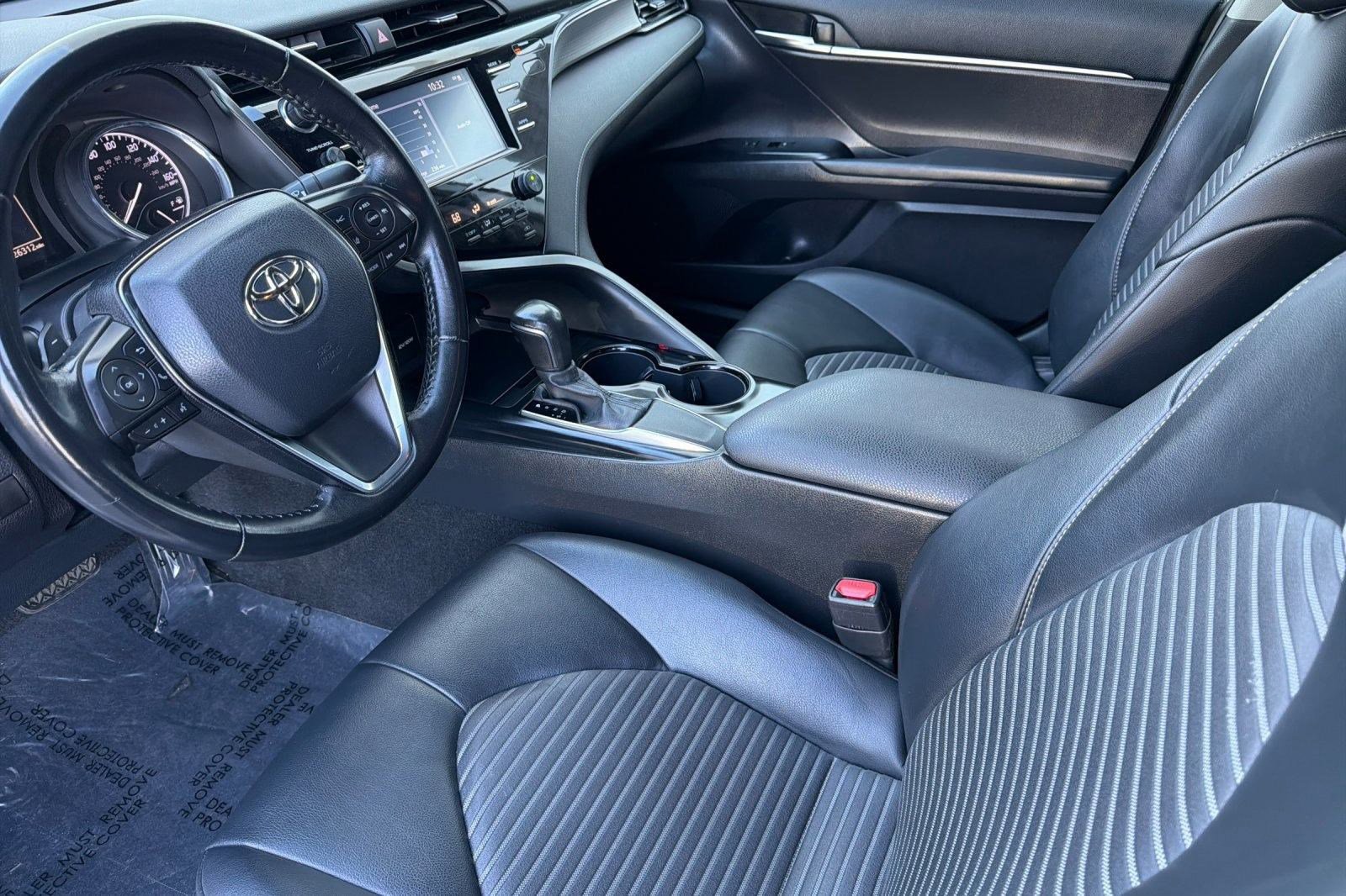 2020 Toyota Camry SE photo 4