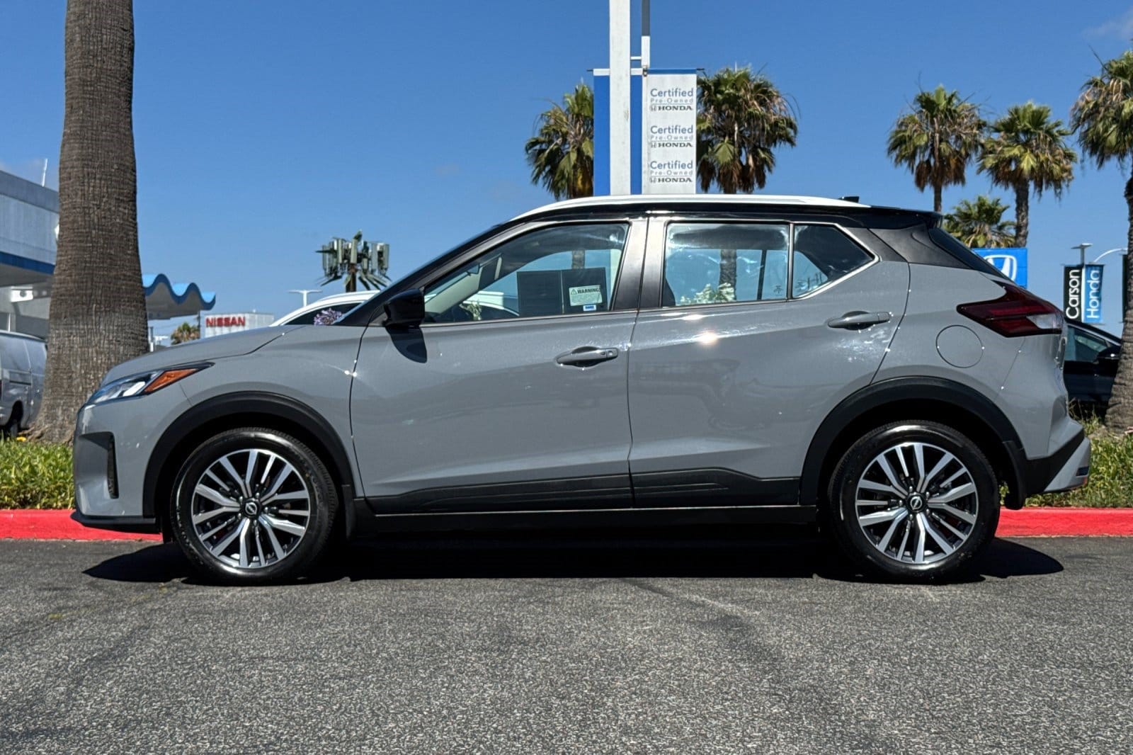 Kicks SV SUV