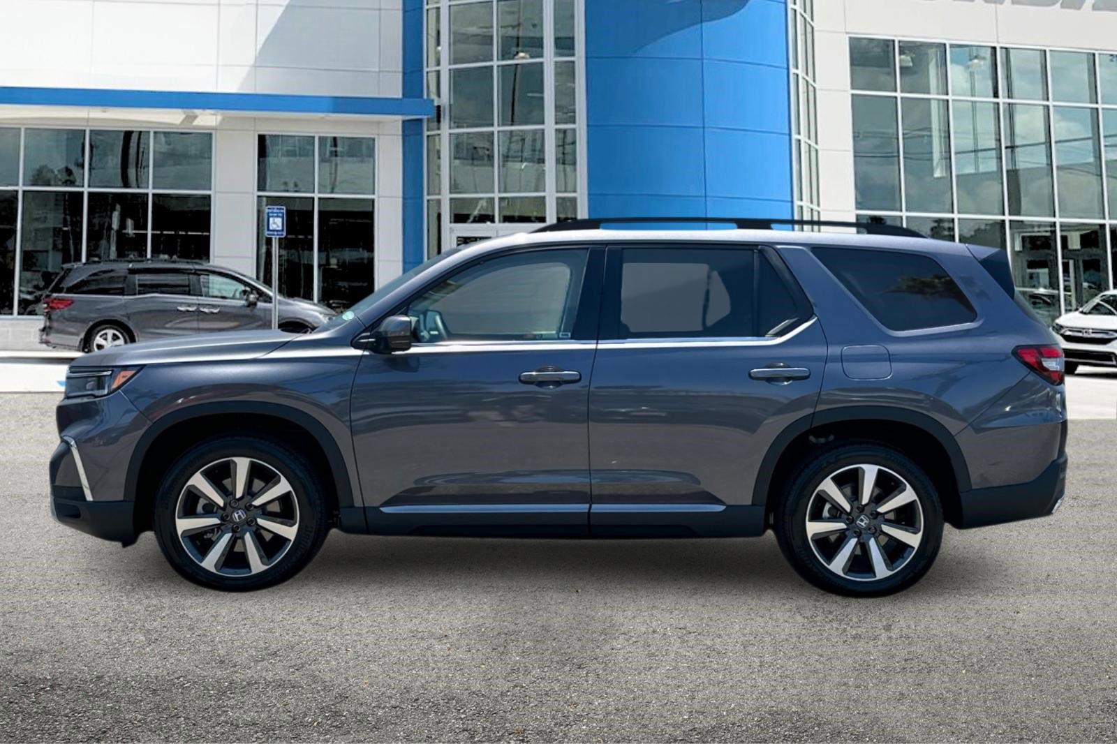 2025 Honda Pilot Touring photo 2