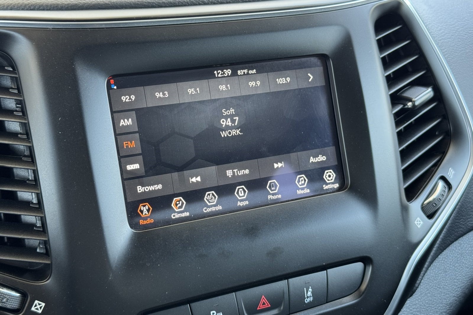 2021 Jeep Cherokee Latitude Lux - Photo 19