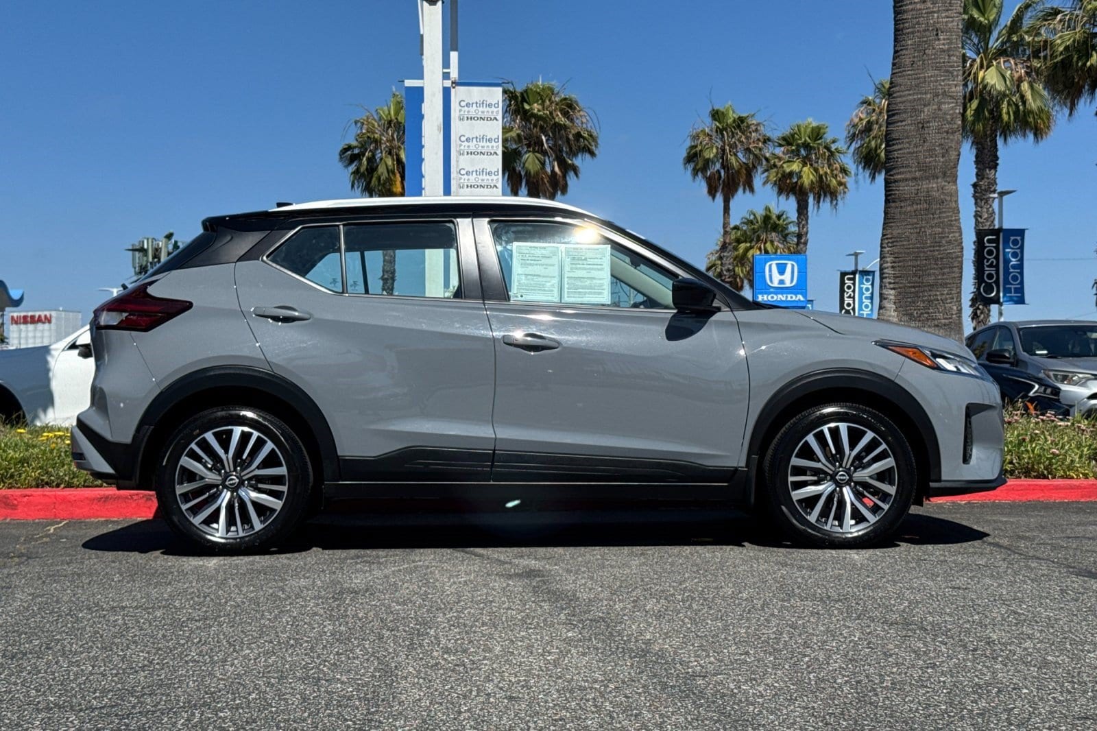 Kicks SV SUV