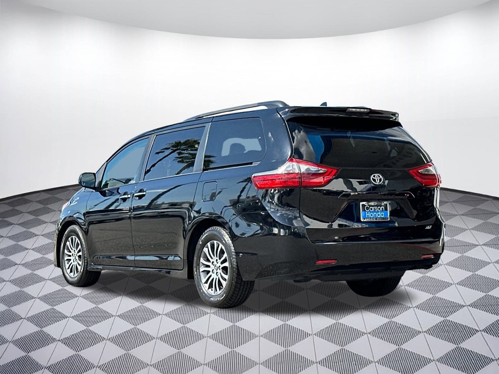2020 Toyota Sienna XLE photo 3
