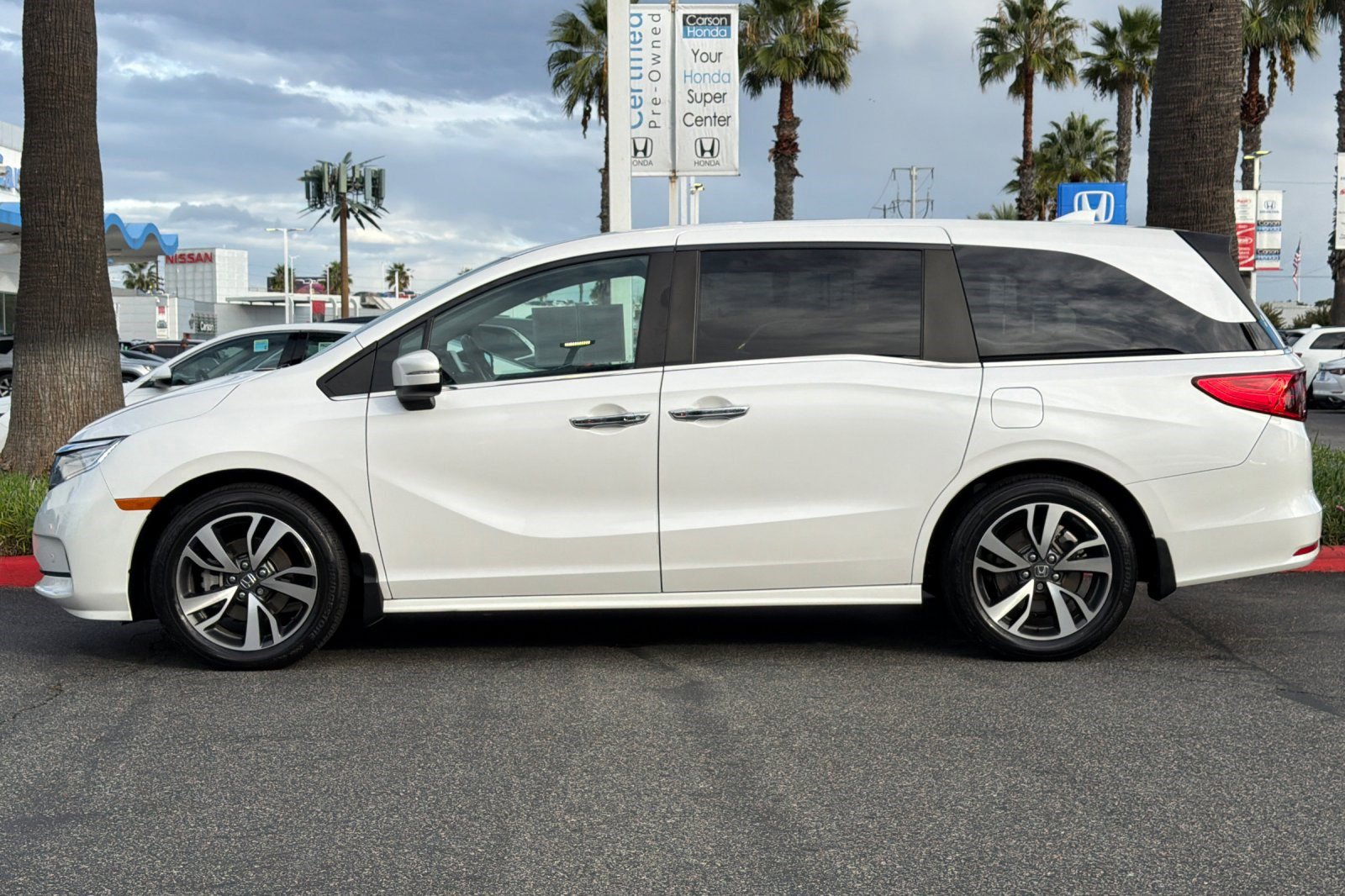 2023 Honda Odyssey Touring photo 2