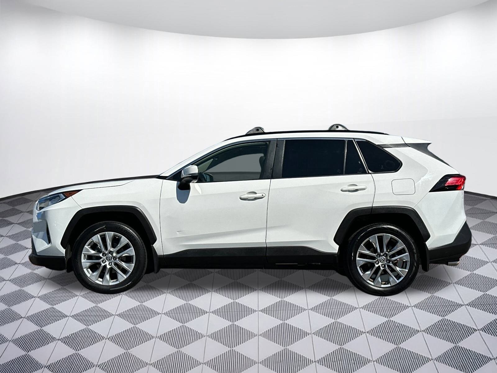2020 Toyota RAV4 XLE Premium photo 2