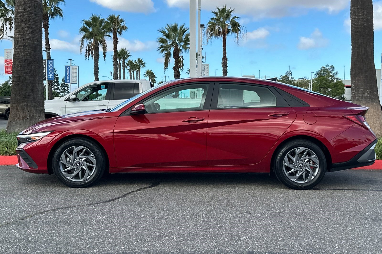 2024 Hyundai Elantra SEL photo 2