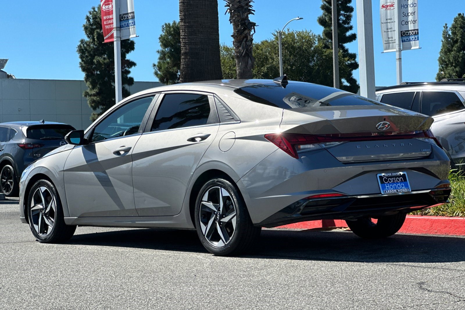2022 Hyundai Elantra Limited photo 2