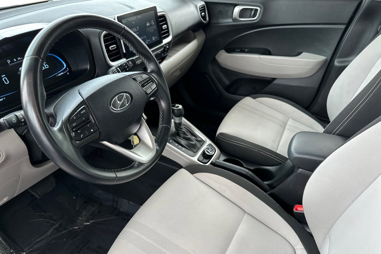 2023 Hyundai Venue SEL photo 4