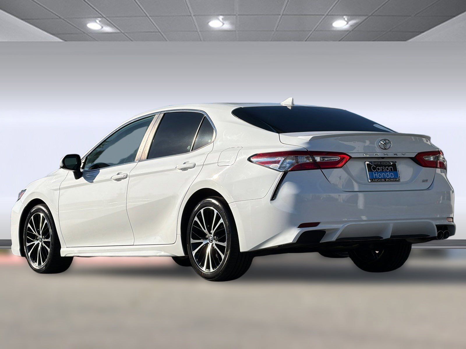 2020 Toyota Camry SE photo 3