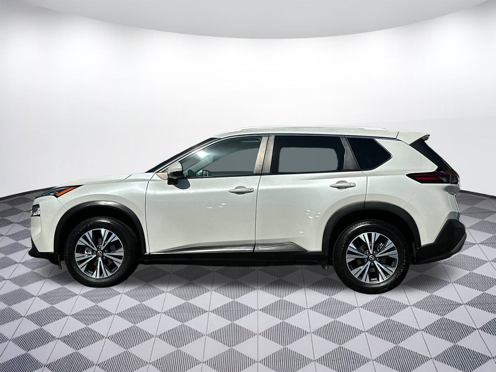 2022 Nissan Rogue SV photo 2