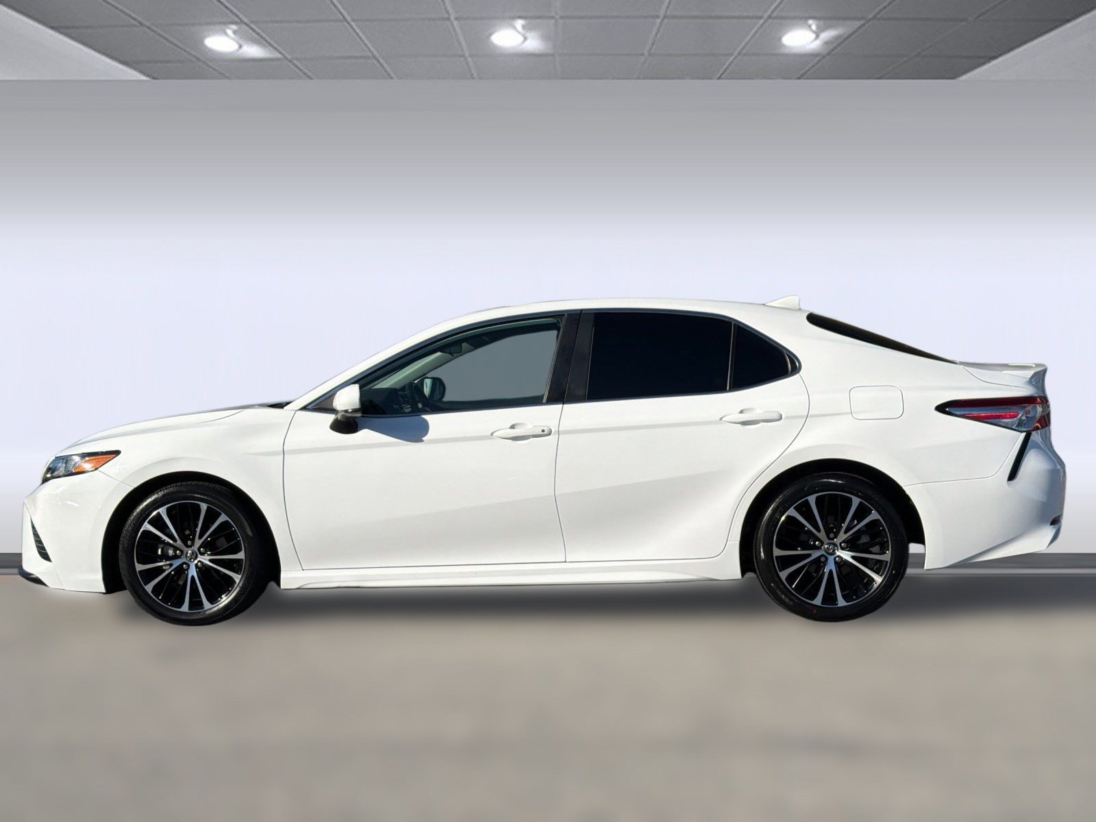 2020 Toyota Camry SE photo 2