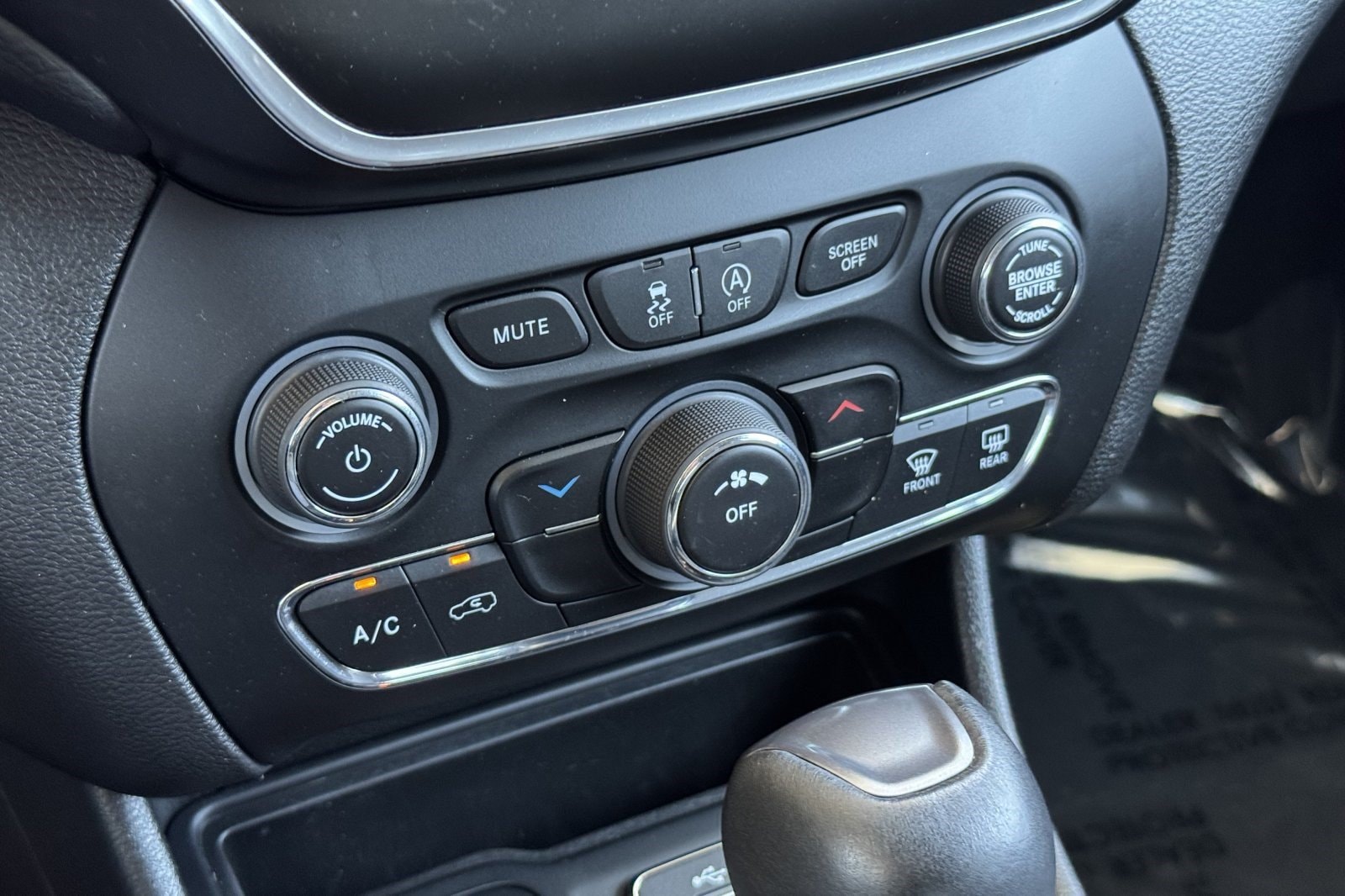 2021 Jeep Cherokee Latitude Lux - Photo 17