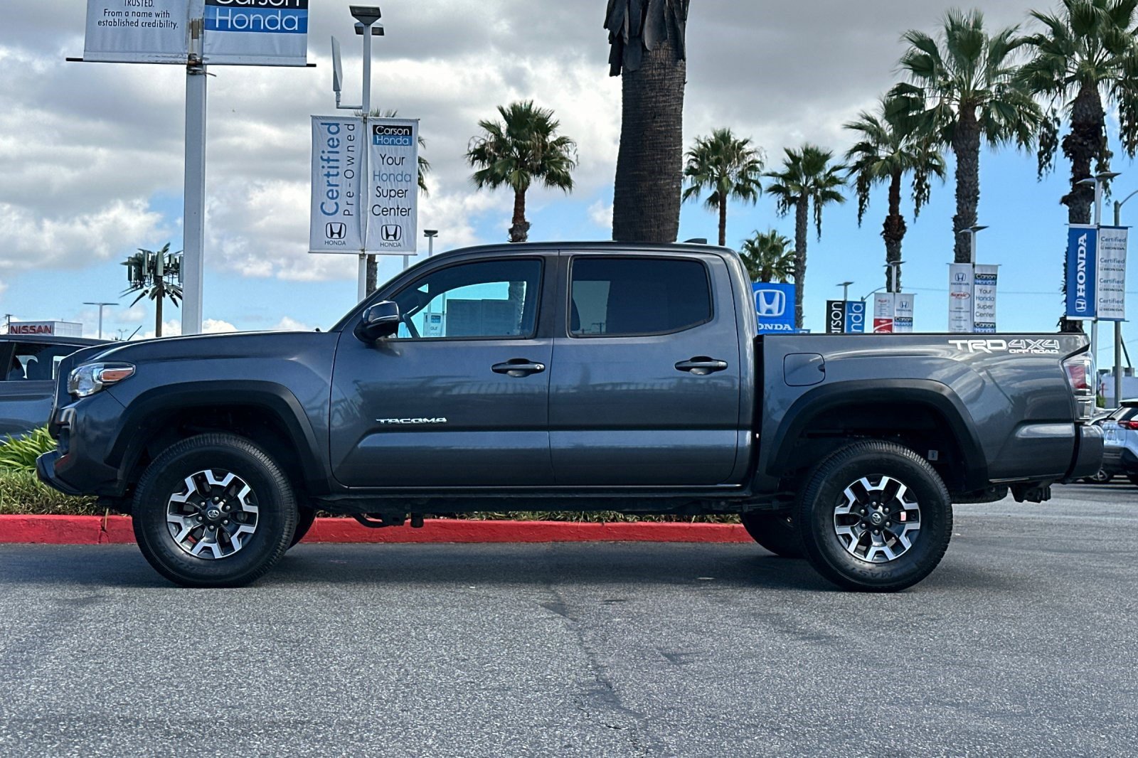 2020 Toyota Tacoma TRD photo 2
