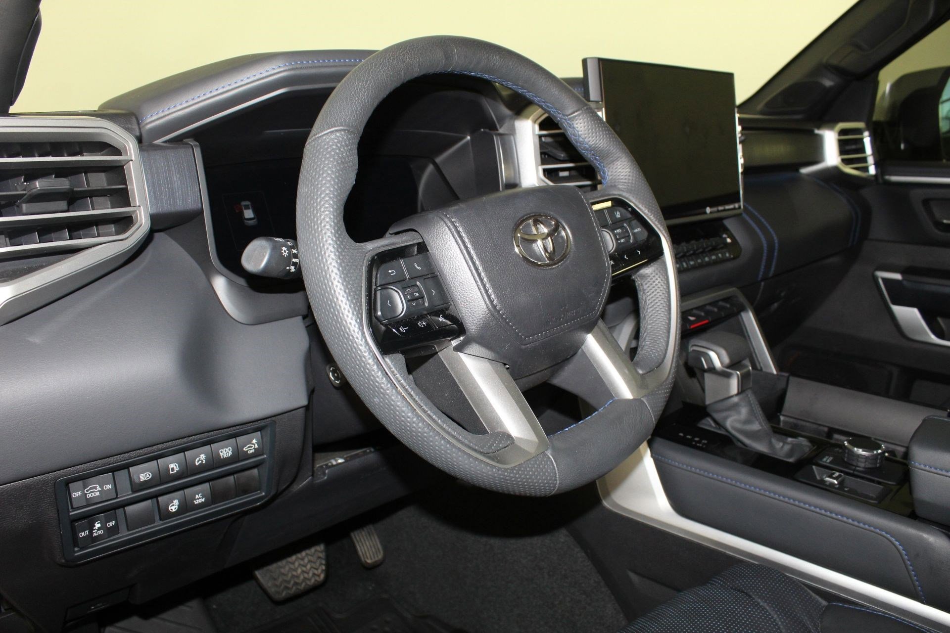 2024 Toyota Sequoia Platinum photo 3