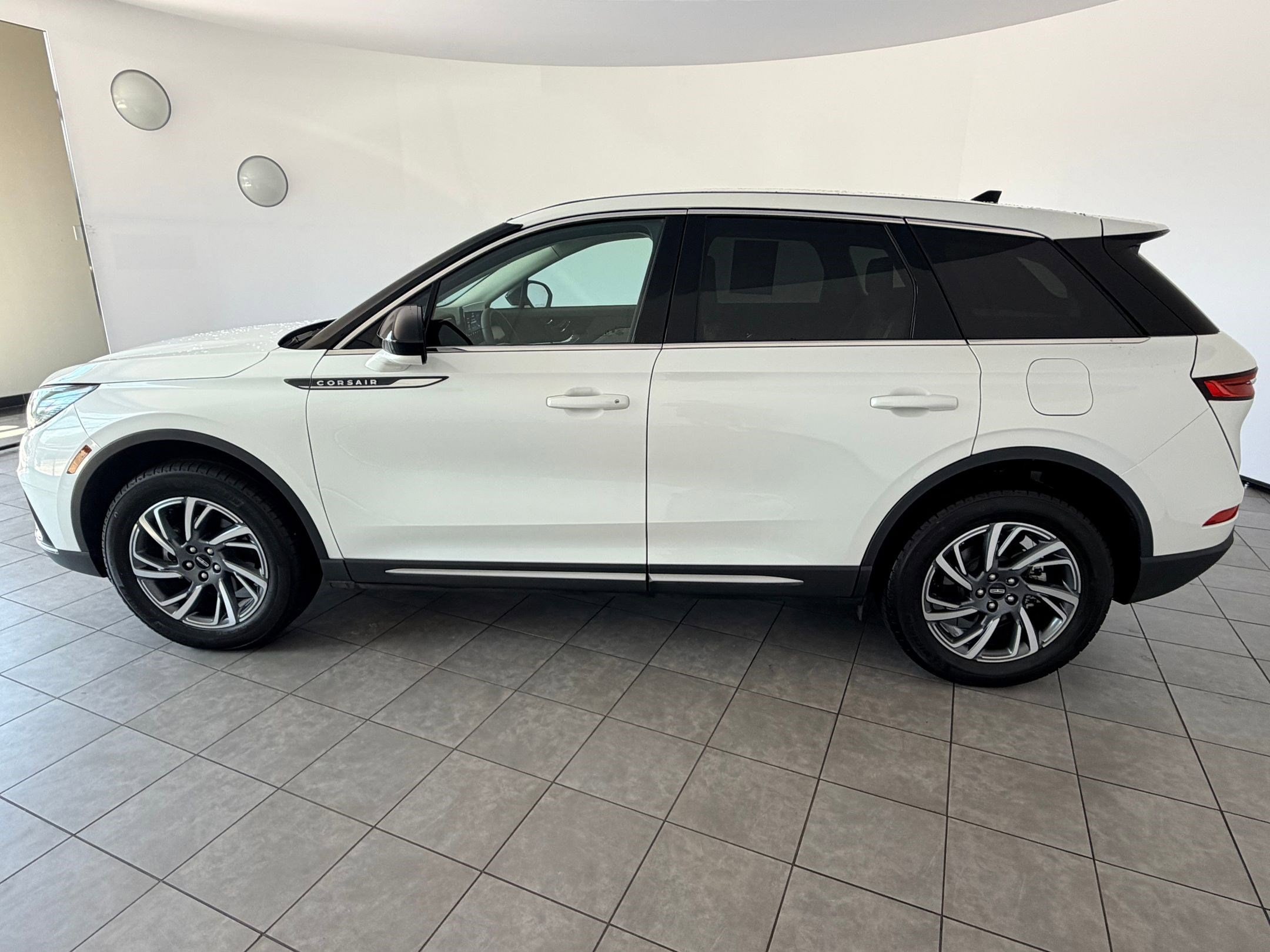 Corsair Standard SUV