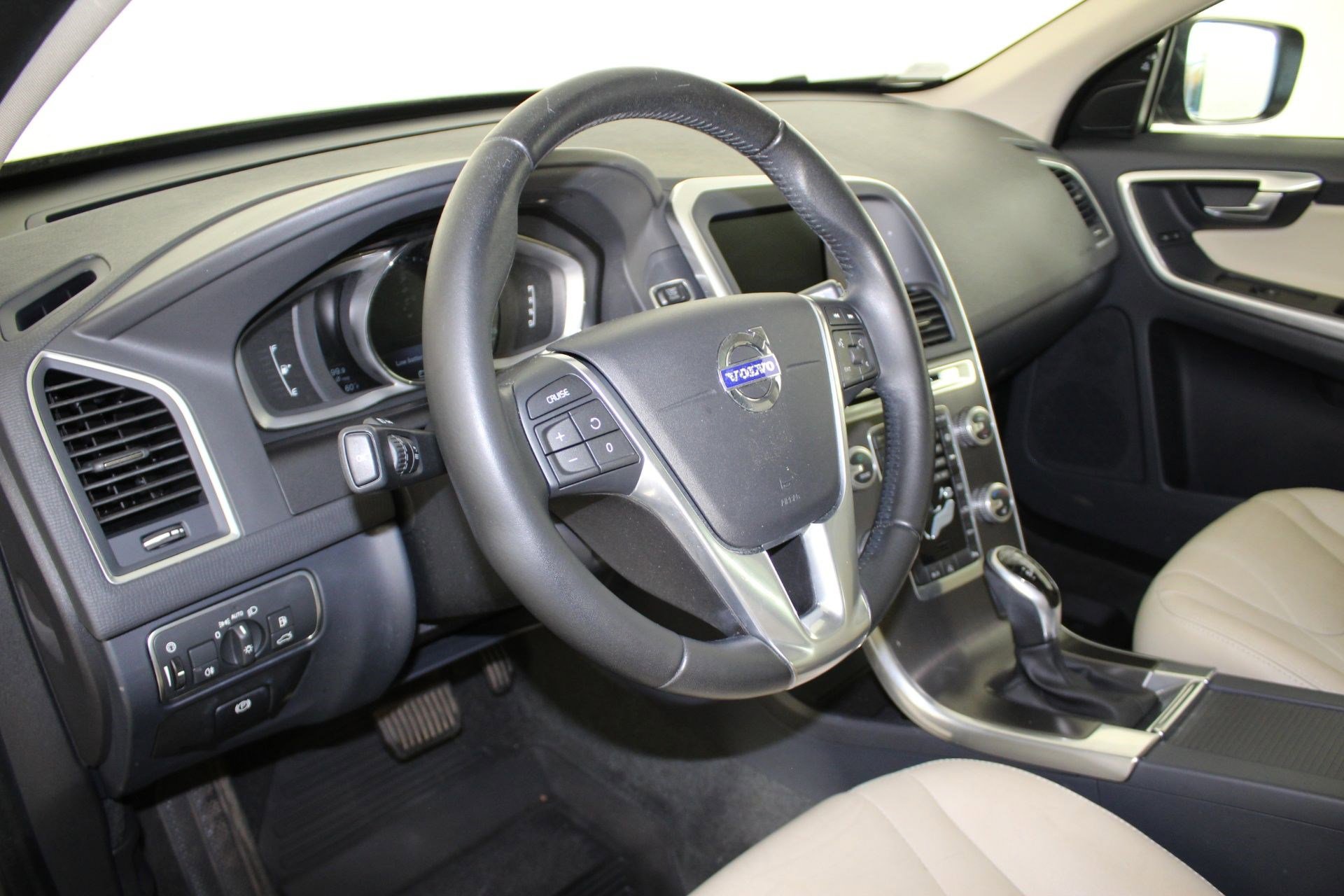 2016 Volvo XC60 T5 Drive-E Premier photo 3