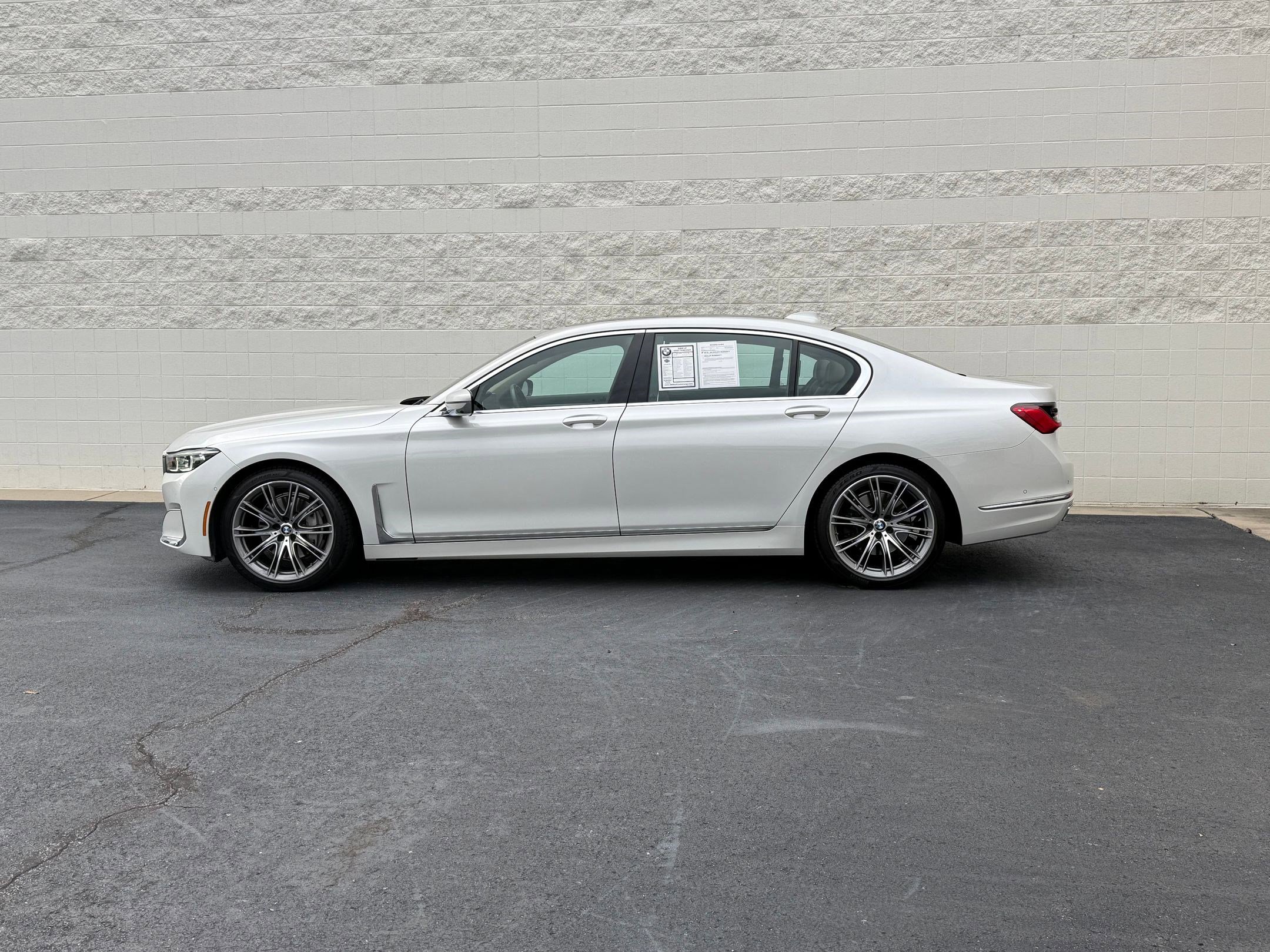 2022 Bmw 740i 7-Series photo 2