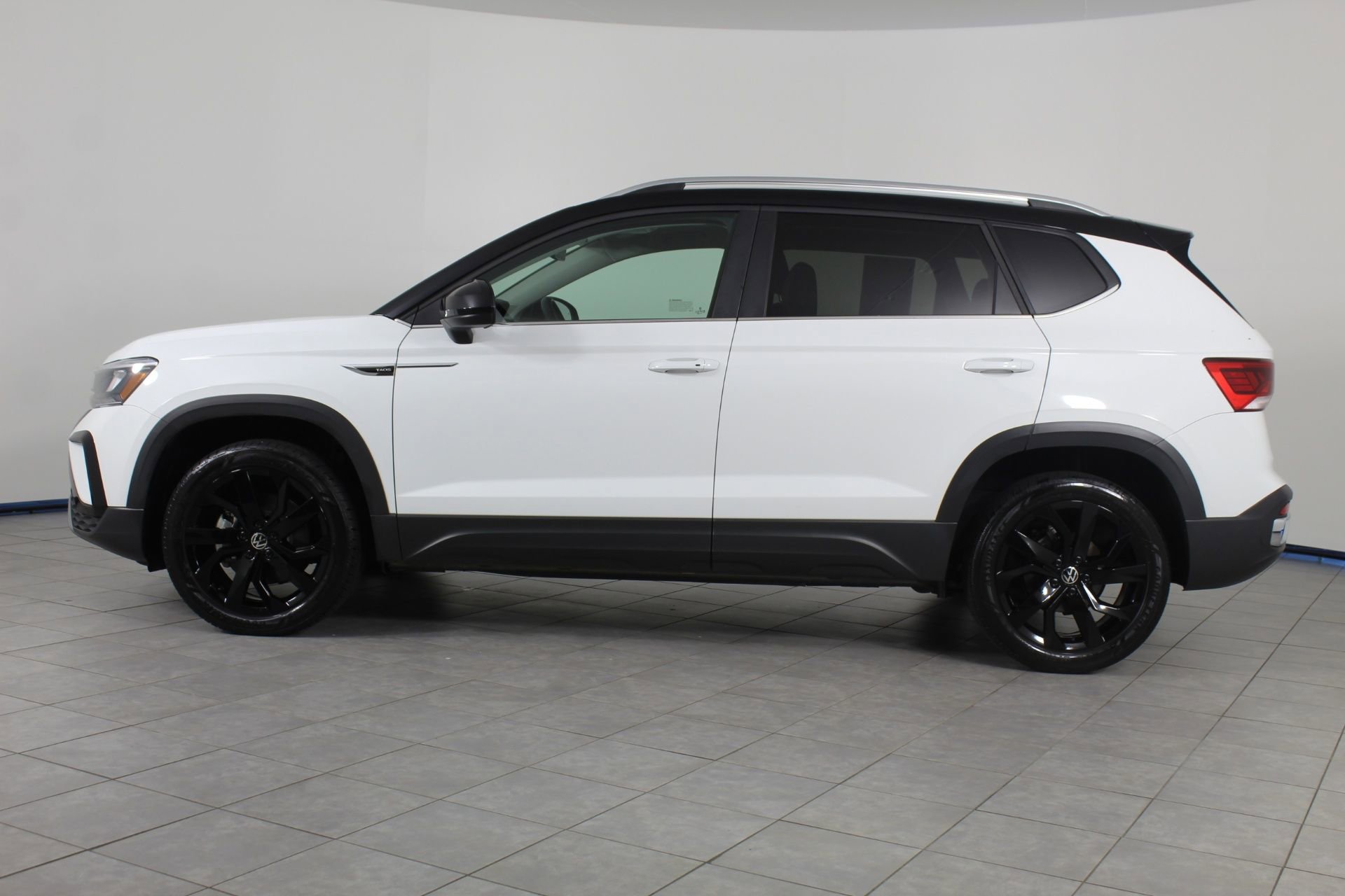 2024 Volkswagen Taos SE photo 2