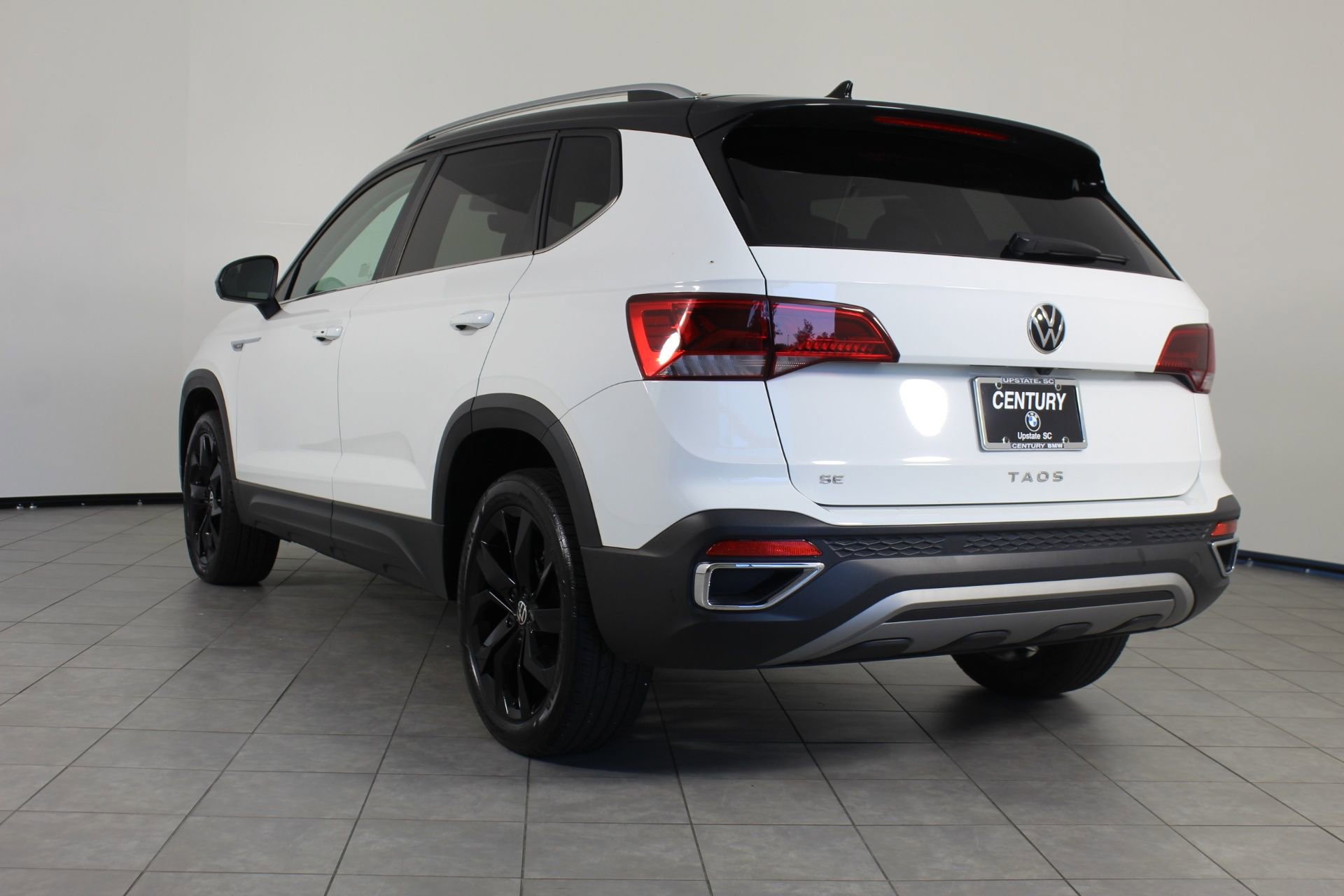 2024 Volkswagen Taos SE photo 3