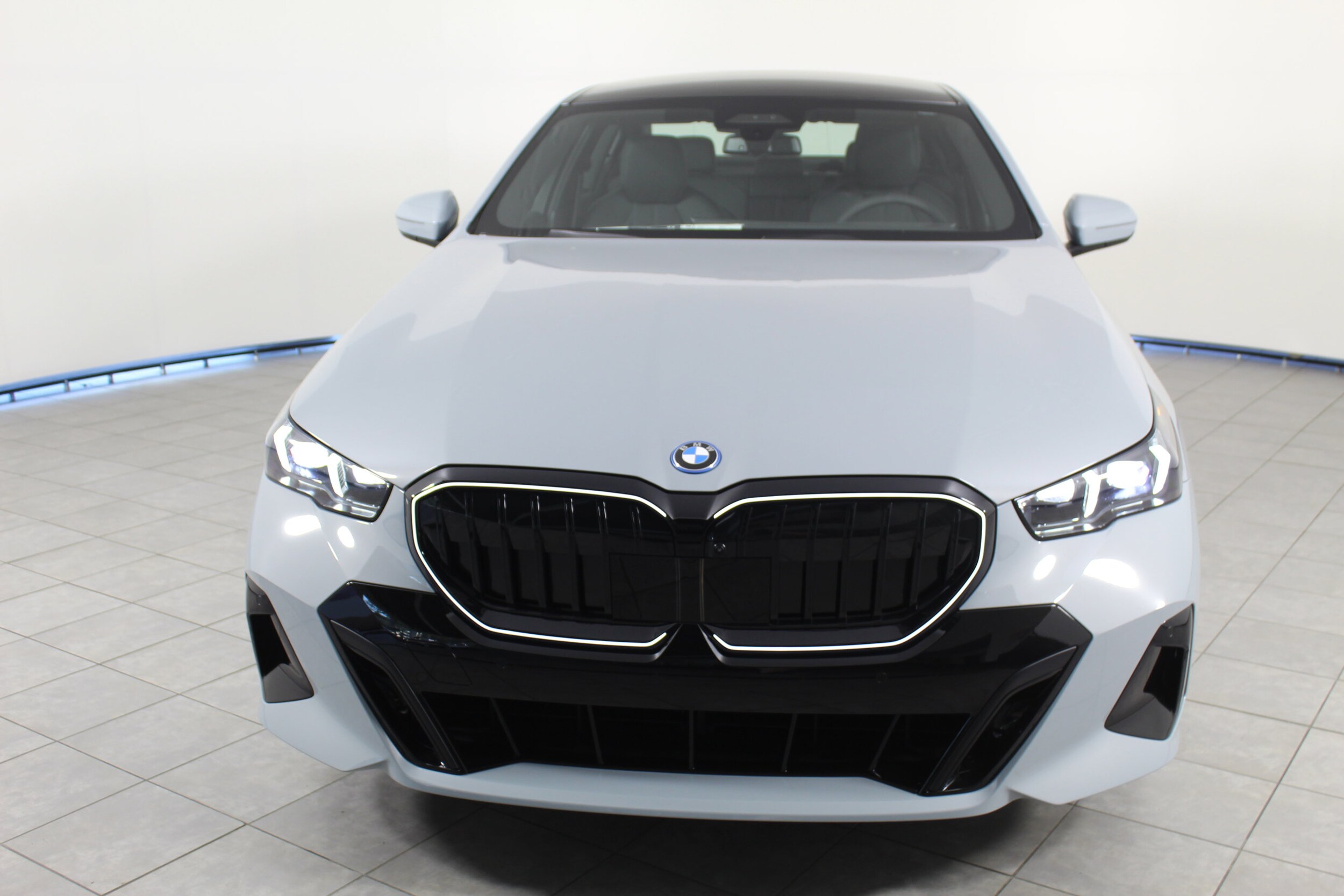 2026 Bmw 550e xDrive photo 3
