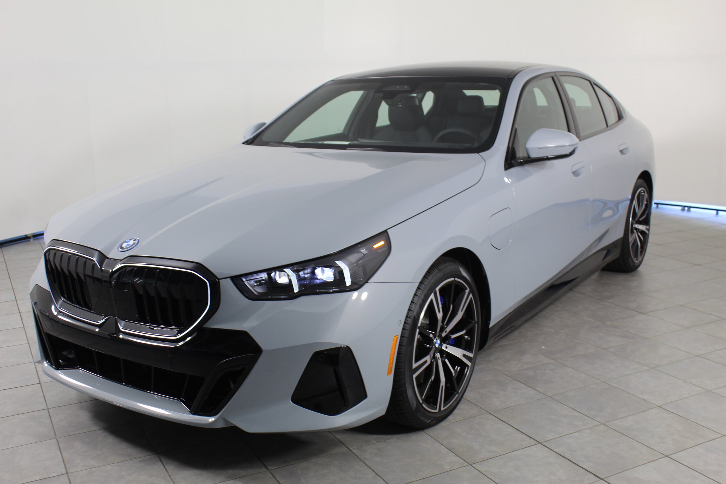 2026 Bmw 550e xDrive photo 4