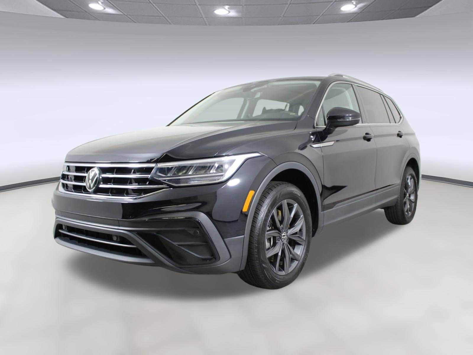 2023 Volkswagen Tiguan SE's photo