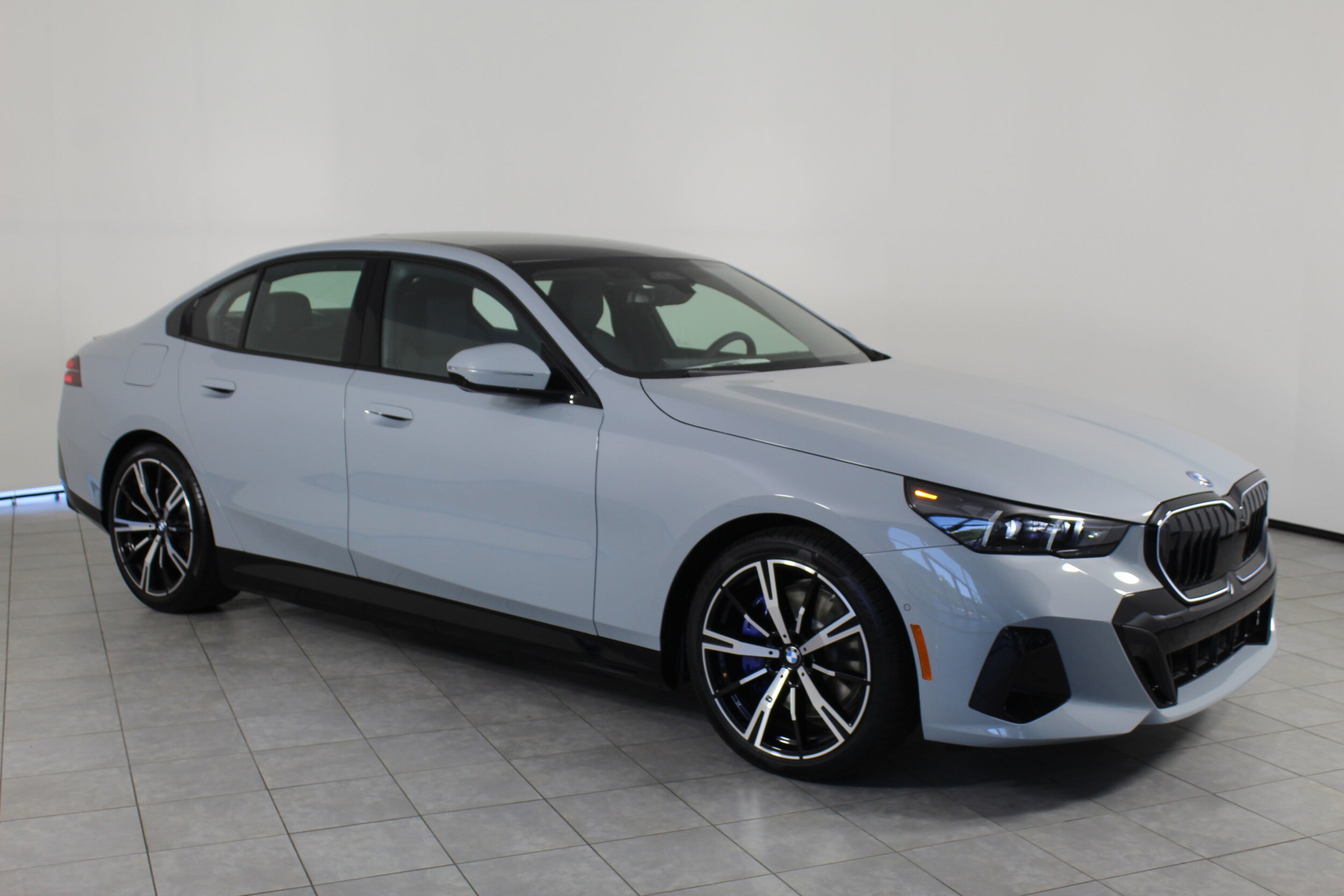 2026 Bmw 550e xDrive photo 2