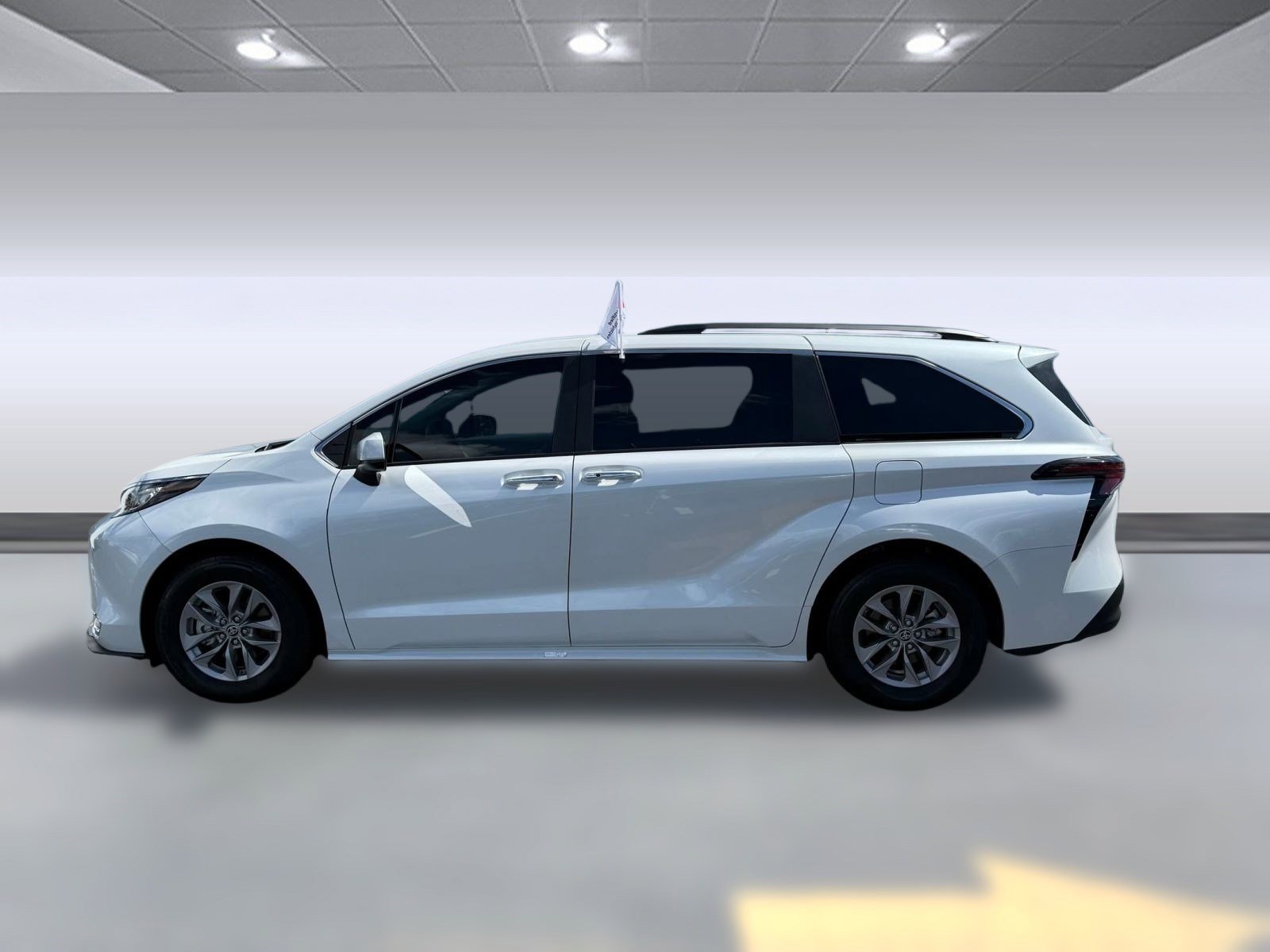 2023 Toyota Sienna XLE photo 2