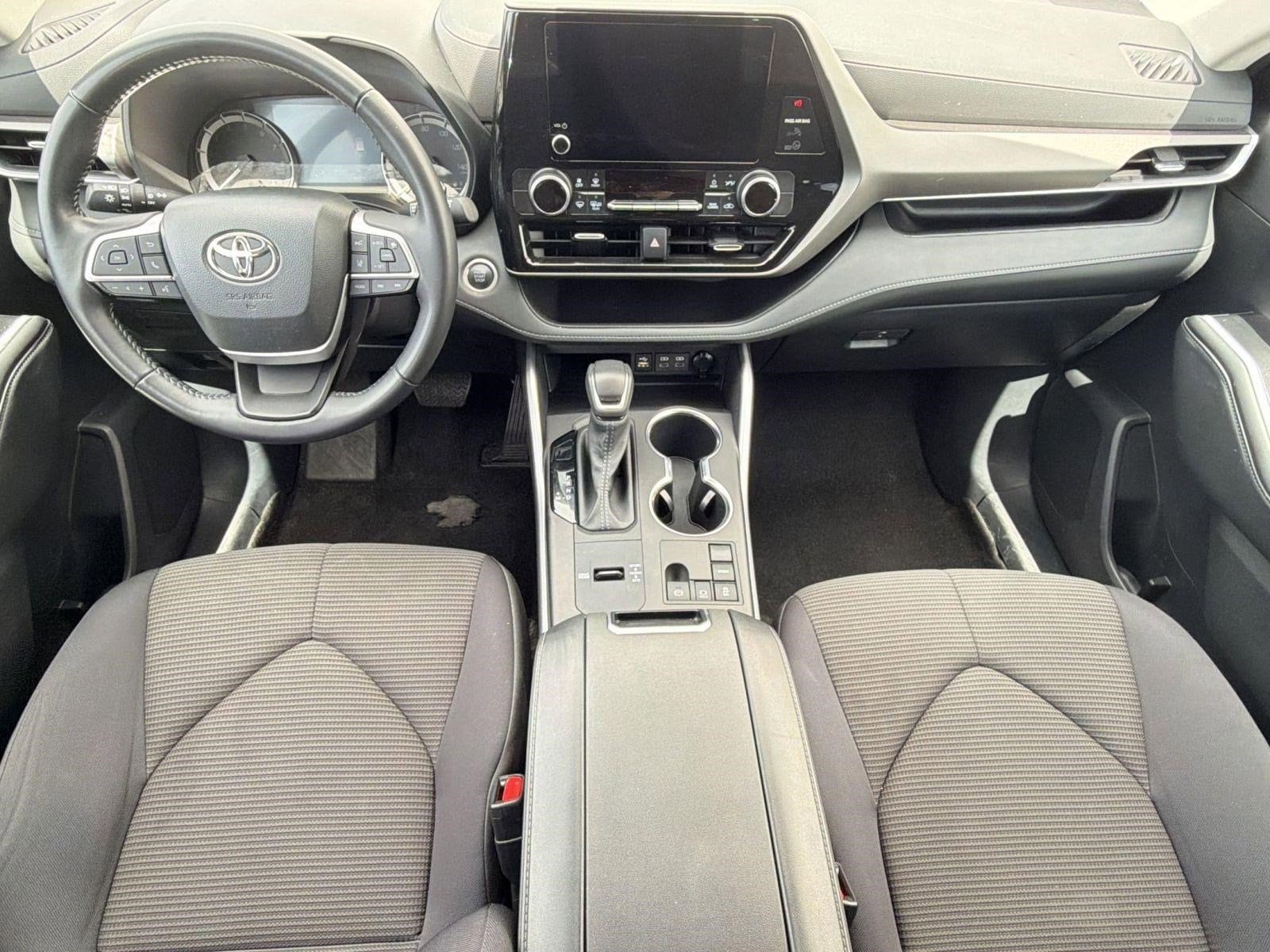 2025 Toyota Highlander LE - Photo 15