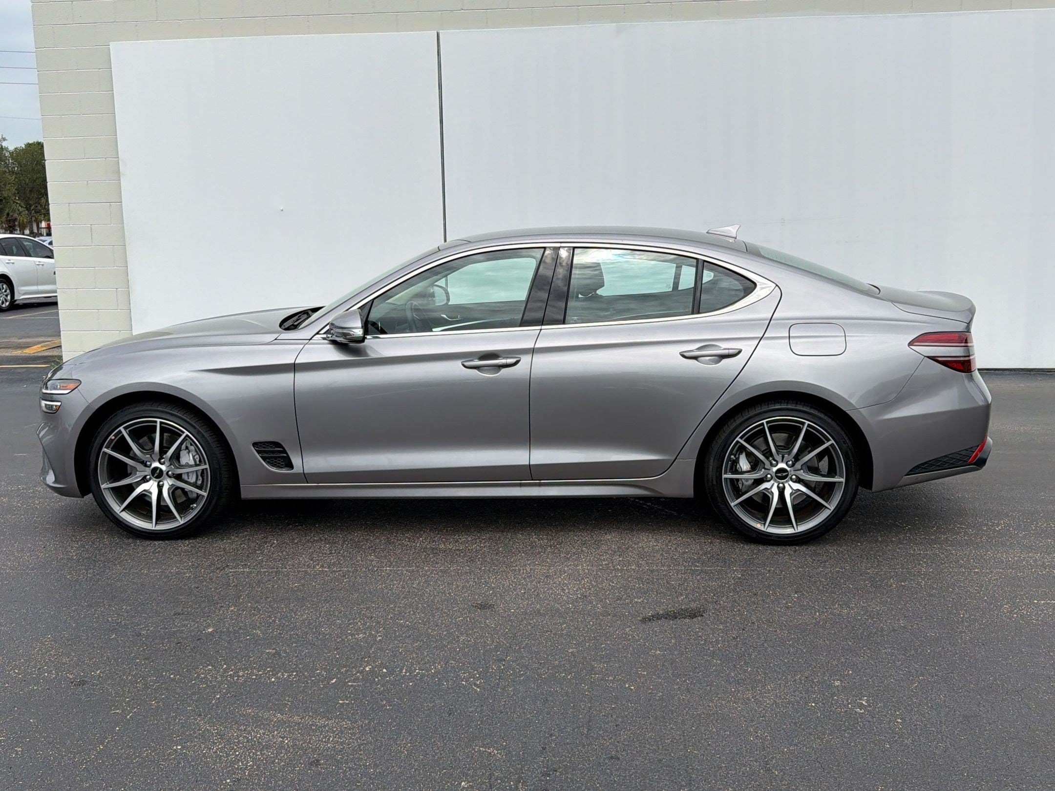 G70 G70 2.5T RWD (2.5T RWD) Sedan