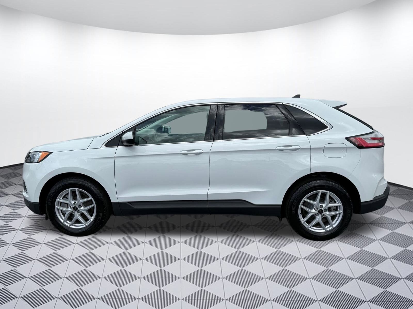 2024 Ford Edge SEL photo 2