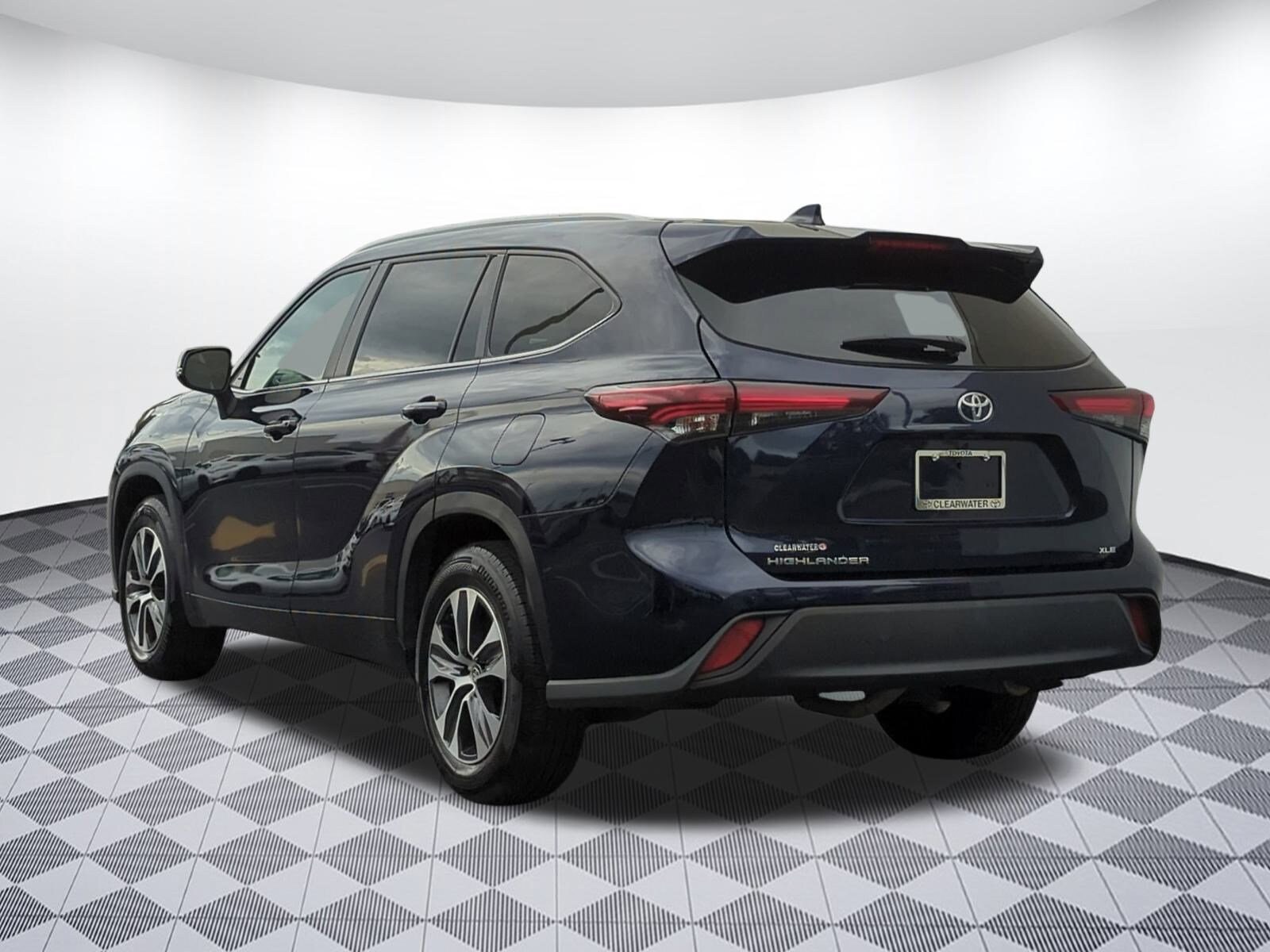 2024 Toyota Highlander XLE photo 2