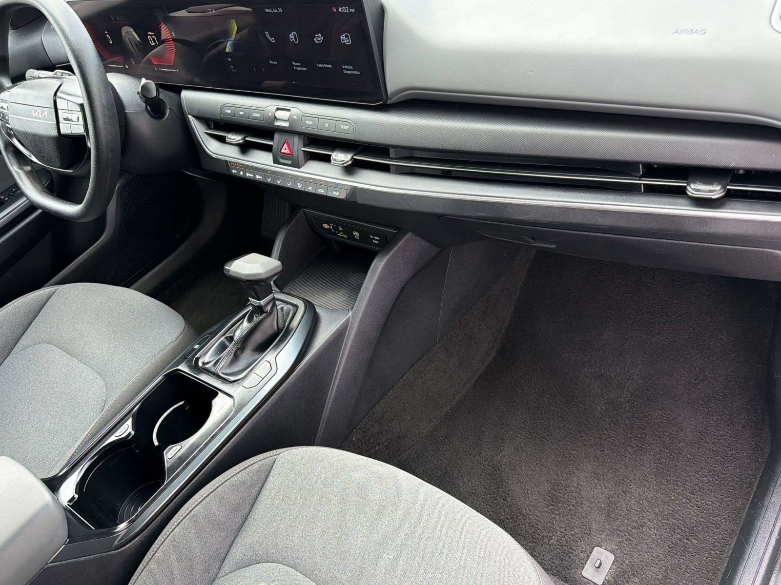 2025 Kia K4 LXS - Photo 35