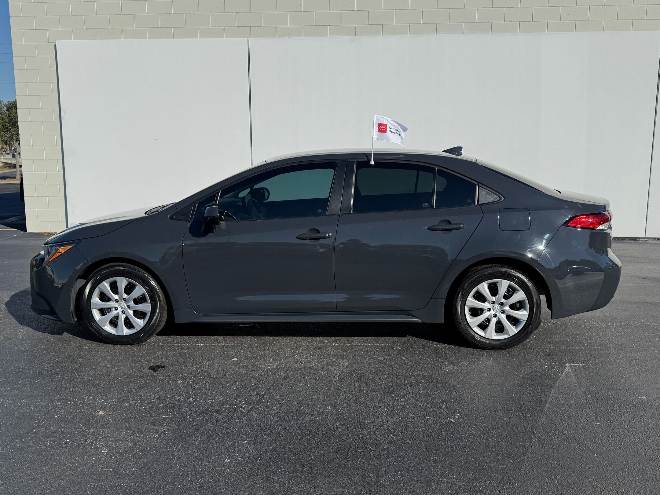 2023 Toyota Corolla LE photo 2