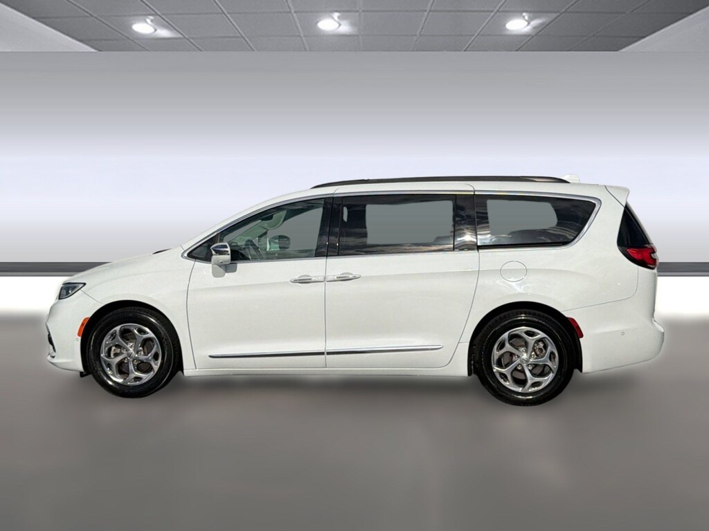 Used 2022 Chrysler Pacifica Pacifica Limited (Limited FWD) Van Passenger Van