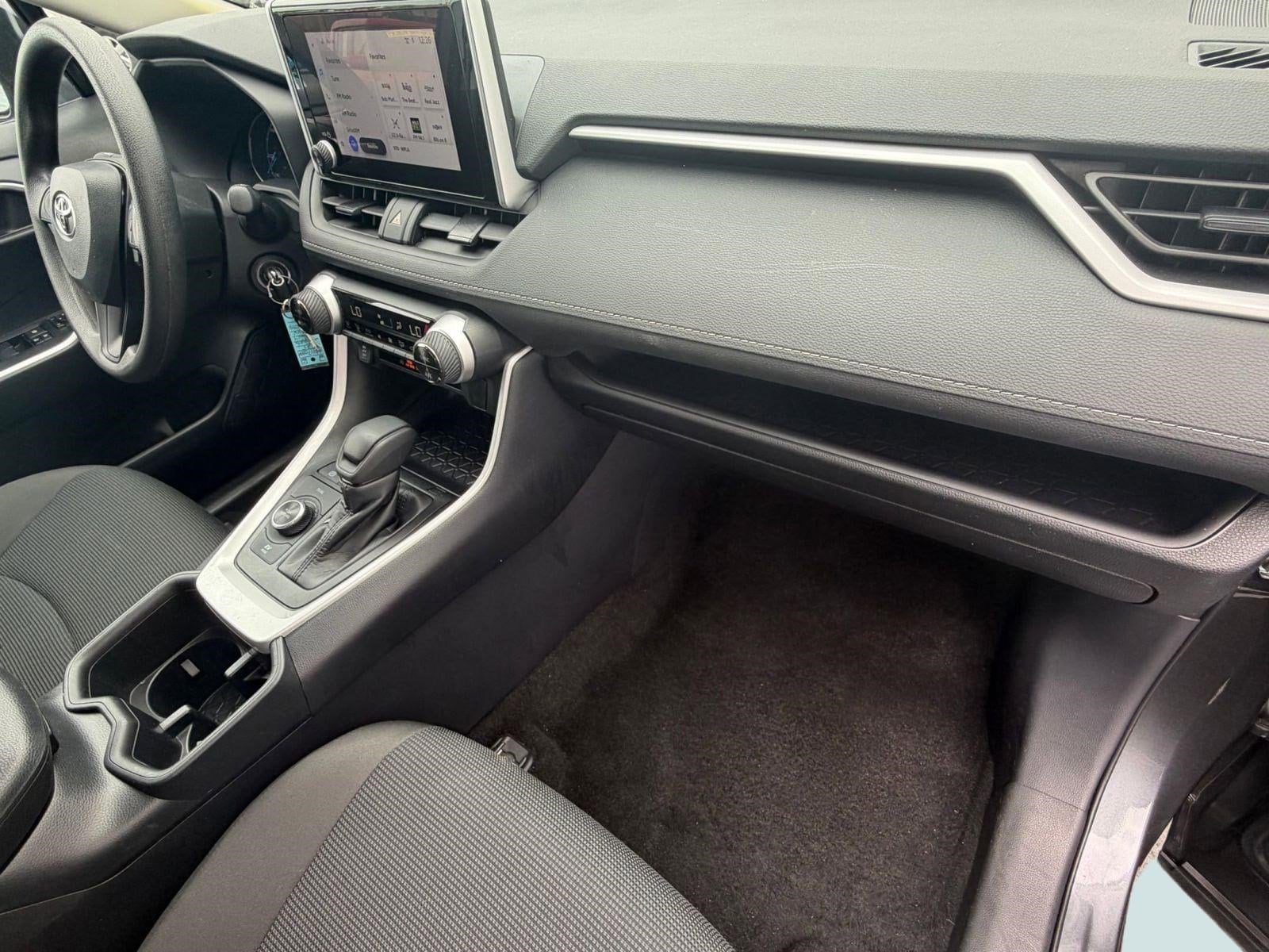 2025 Toyota RAV4 LE - Photo 33