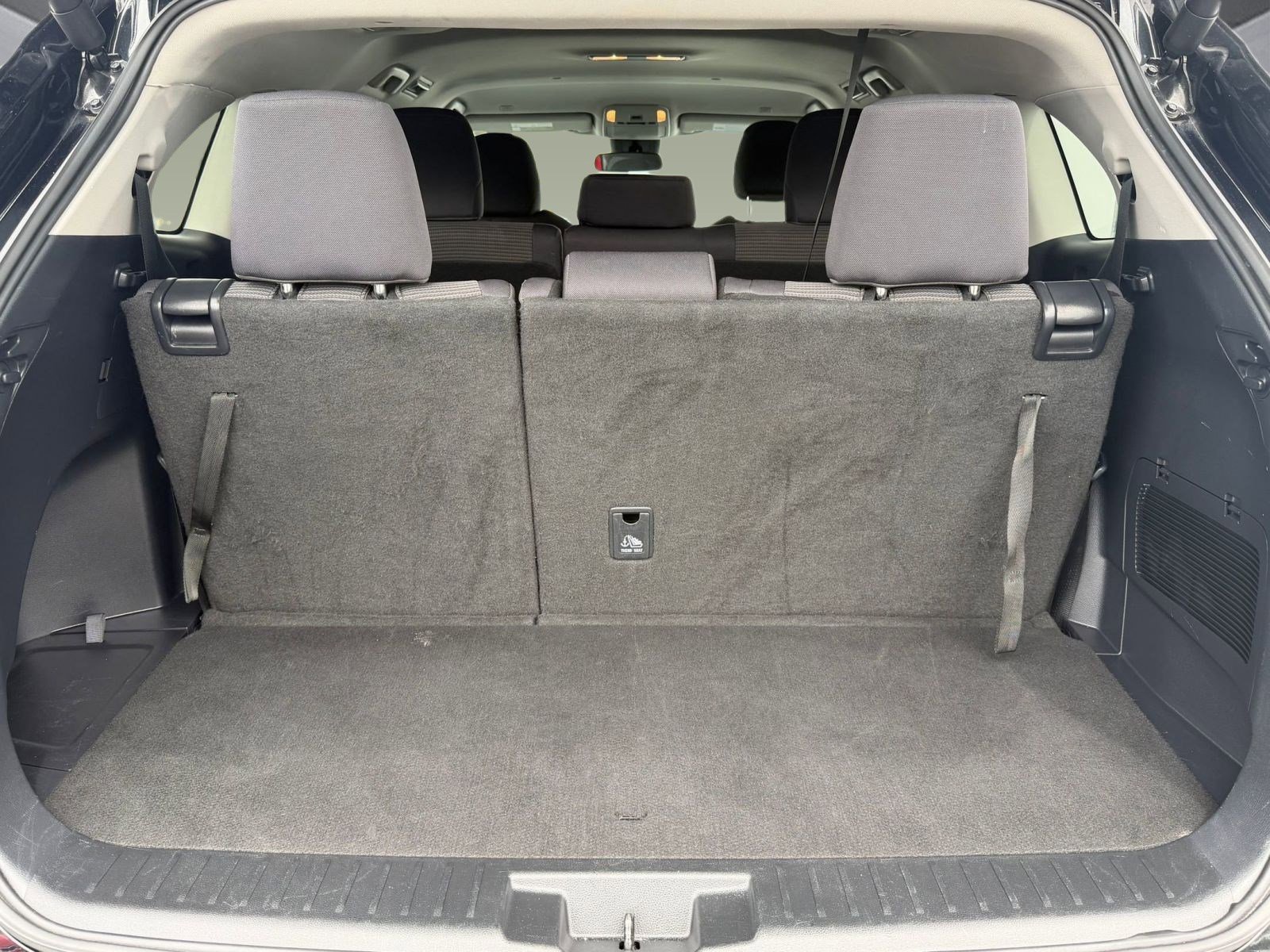 2025 Toyota Highlander LE - Photo 29