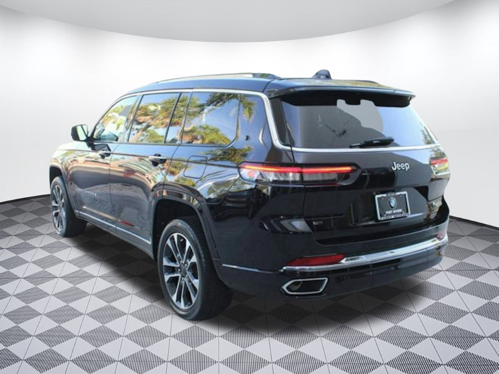 2023 Jeep Grand Cherokee Overland photo 2