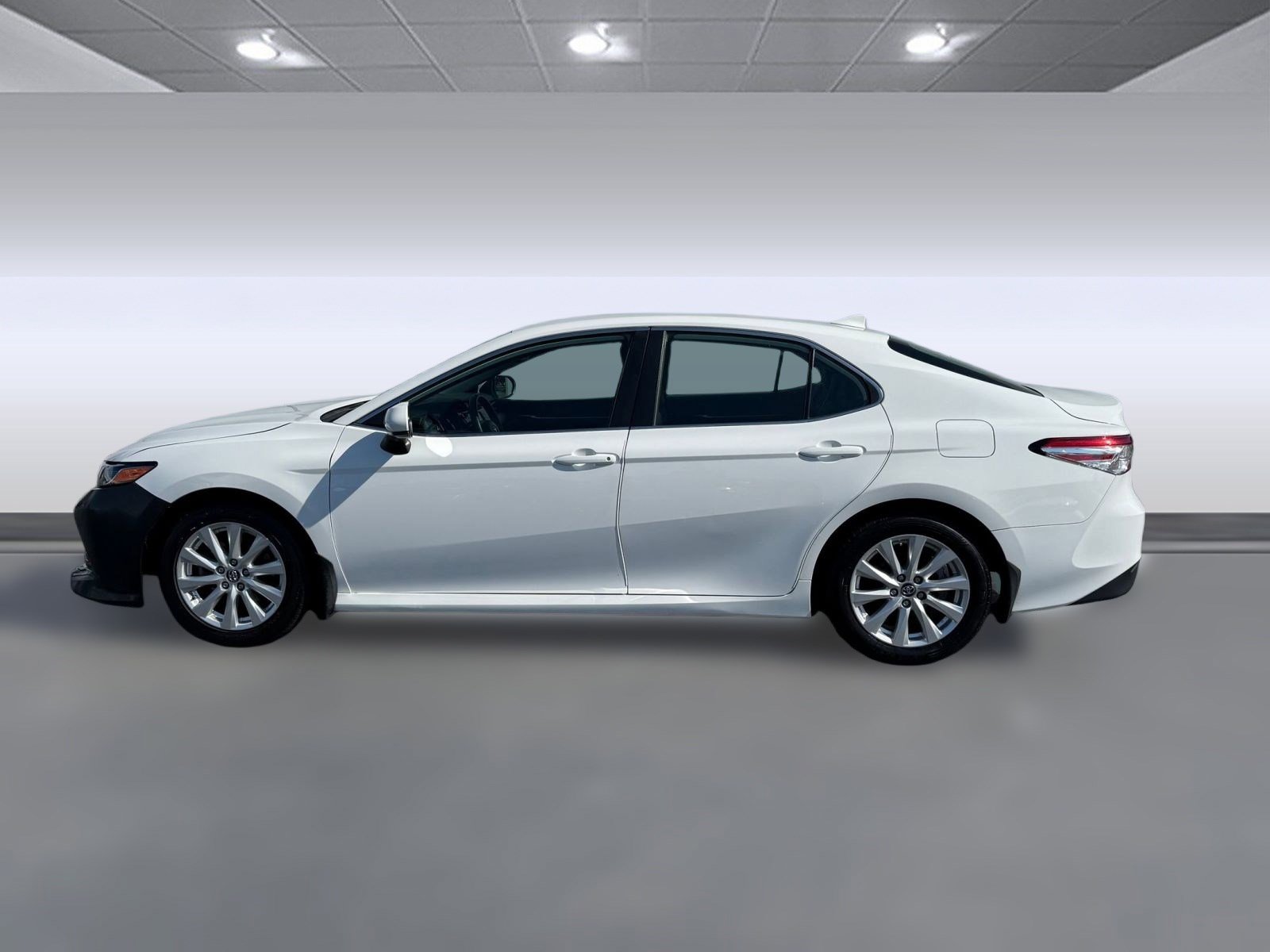 2019 Toyota Camry LE photo 2