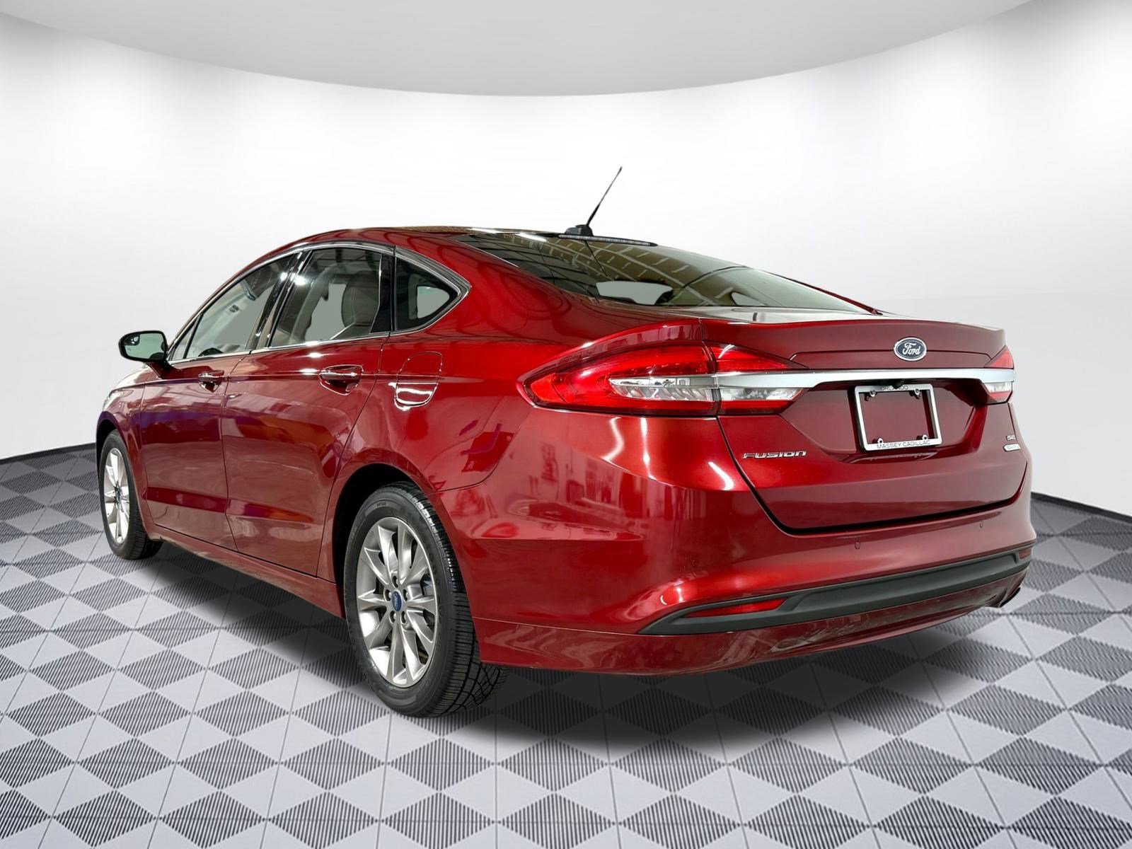 2017 Ford Fusion SE photo 2