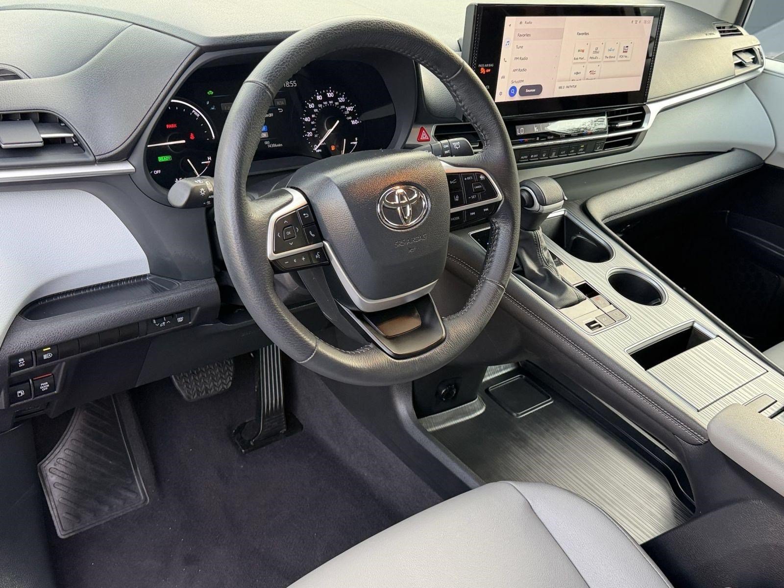 Used 2025 Toyota Sienna XLE (XLE FWD 8-Passenger (Natl)) Van Passenger Van